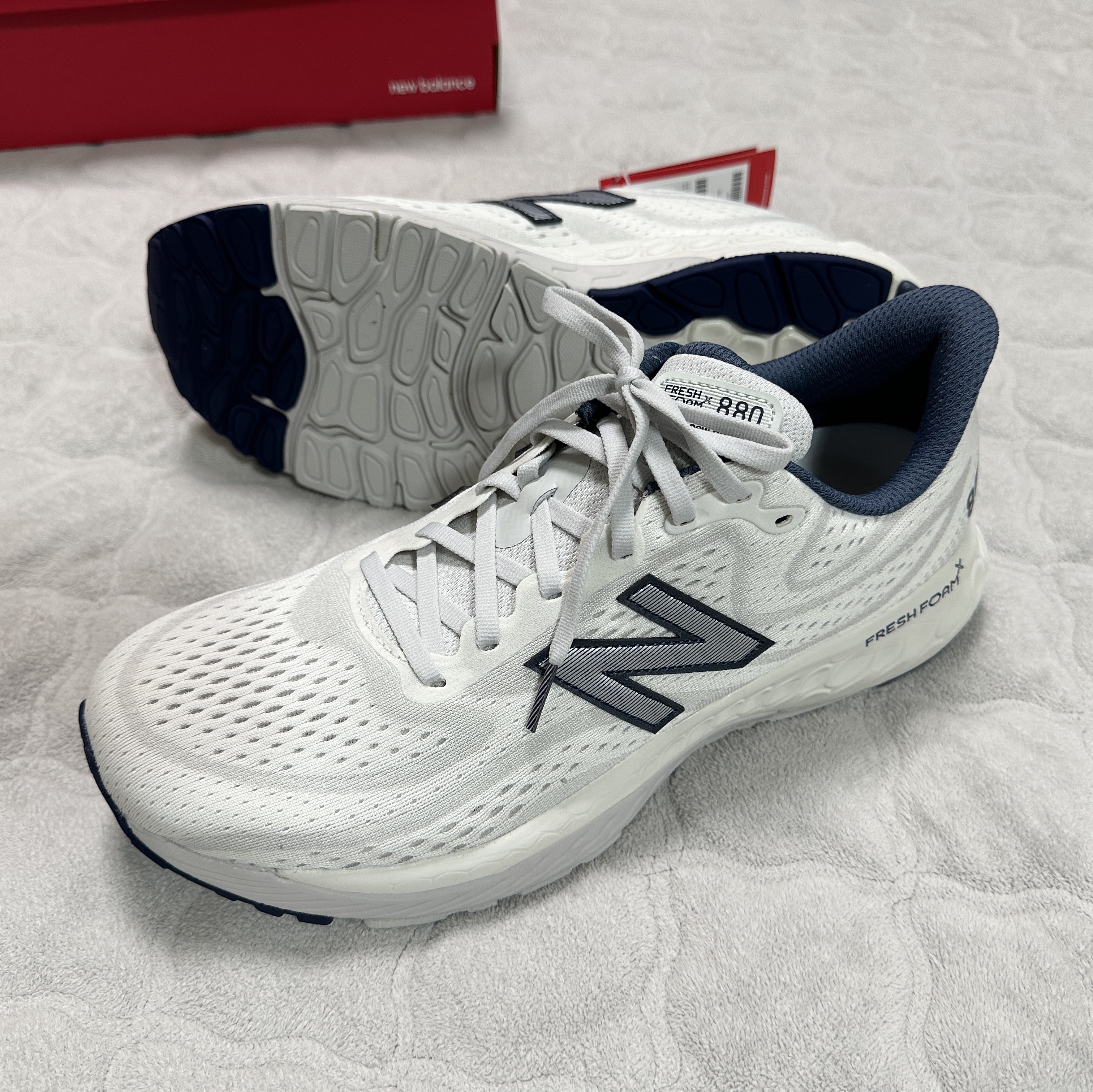 New Balance Fresh Foam X 880v13 Phantom White - 2E Wide 착용 스타일 - 3