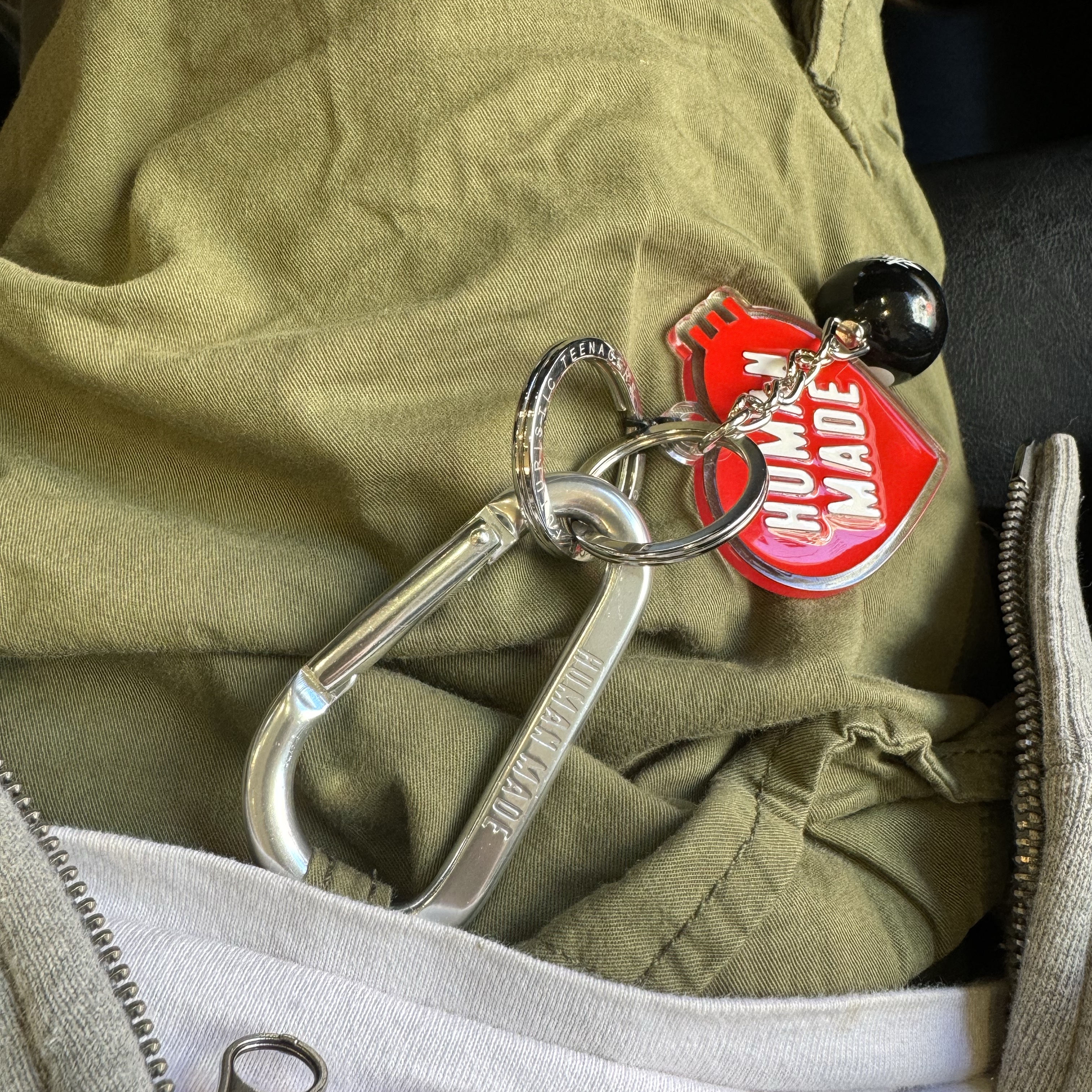 Human Made Carabiner 70mm Silver, Stussy 8 Ball Keychain Black 착용 스타일