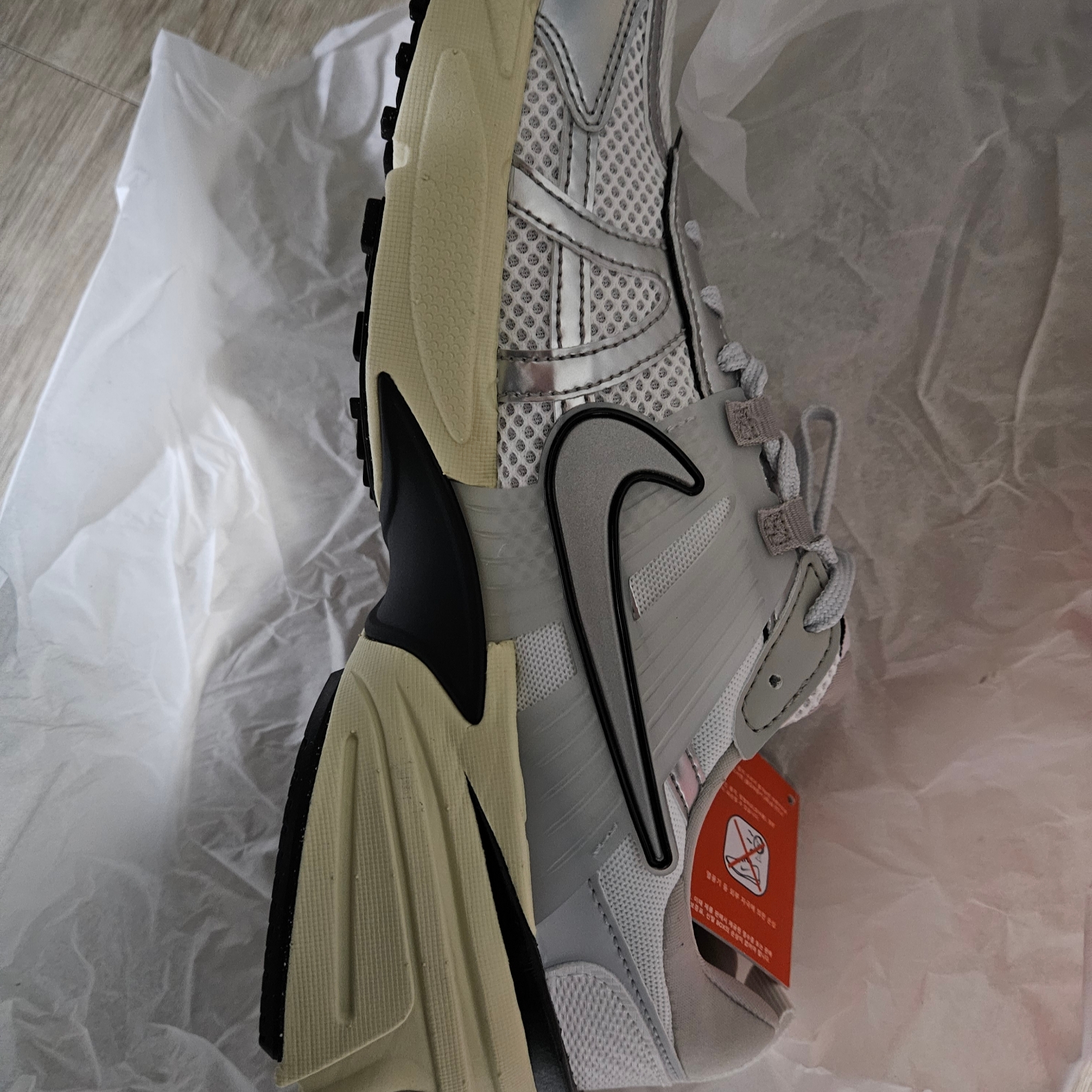 Nike V2K Run Summit White Metallic Silver 착용 스타일