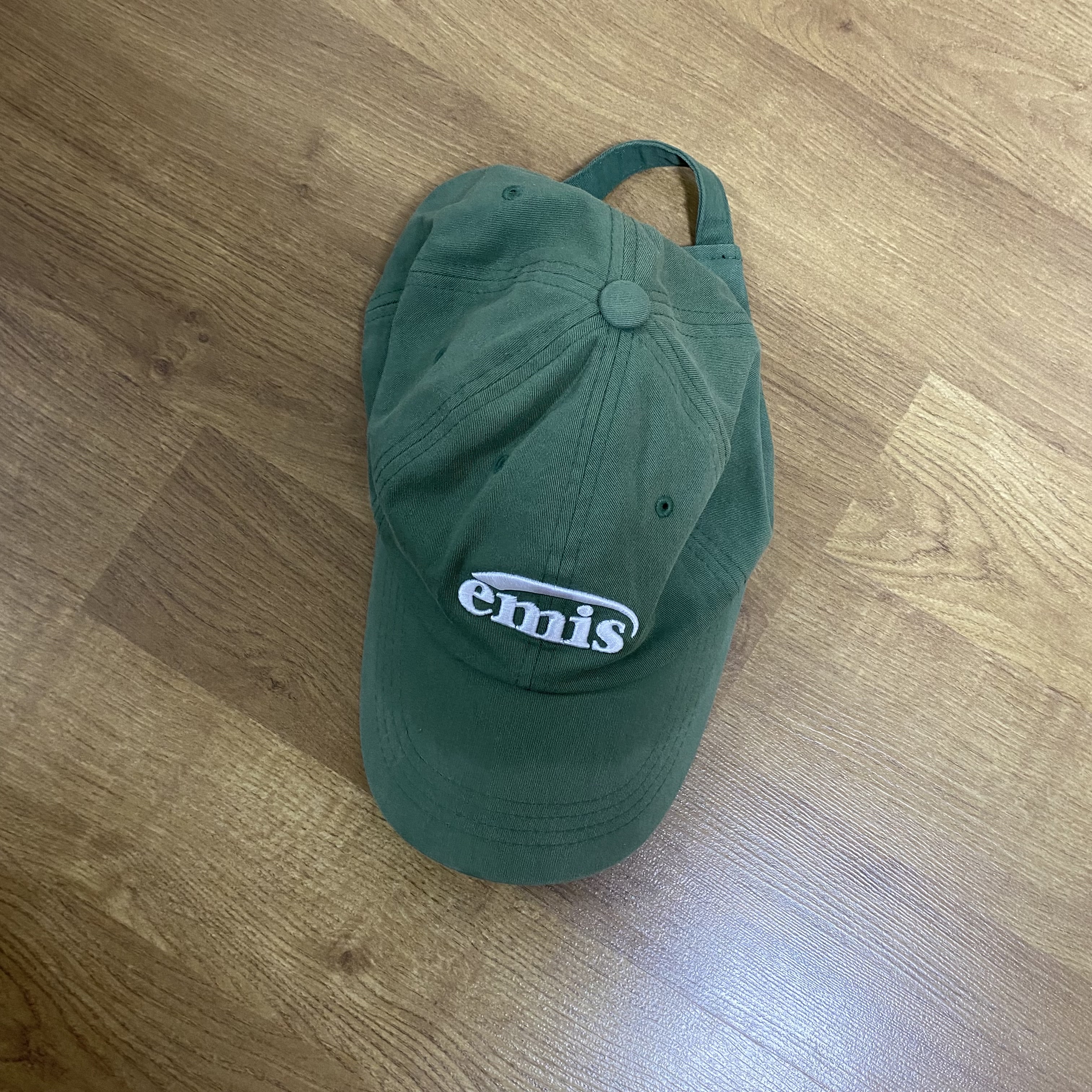 Emis New Logo Emis Cap Green 착용 스타일