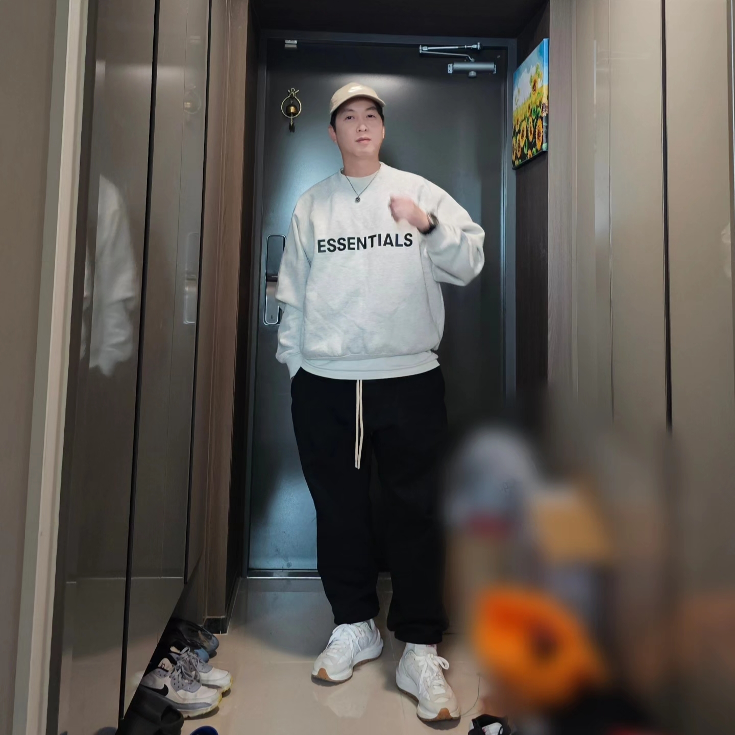 Essentials 3D Silicon Applique Crewneck Oatmeal/Oatmeal Heather/Light Heather Oatmeal 2020, Essentials Sweatpants Jet Black - 23FW 착용 스타일 - 4