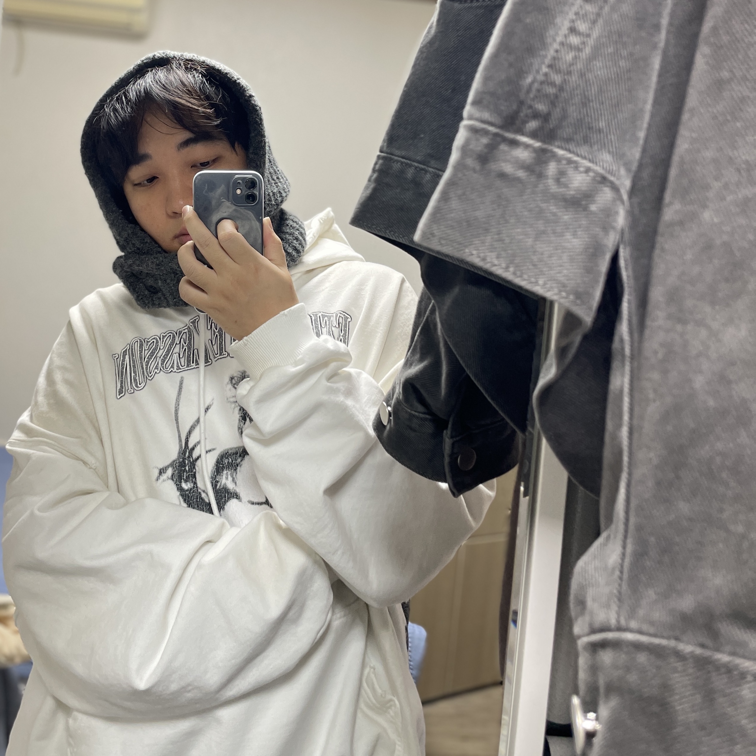 Project G/R x Atmos Etiquette Lesson Vintage Washed Hoodie White 착용 스타일
