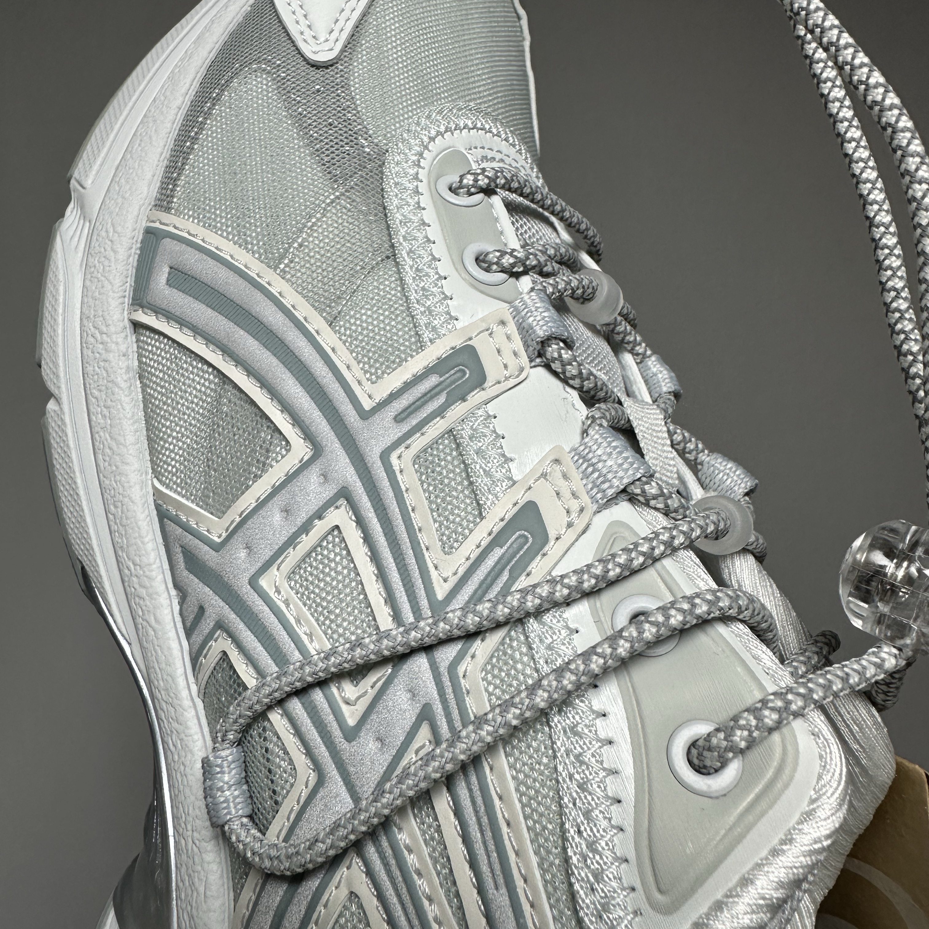 Asics x Atmos x Ojos Gel-1130 RE Glacier Grey Pure Silver 착용 스타일 - 5