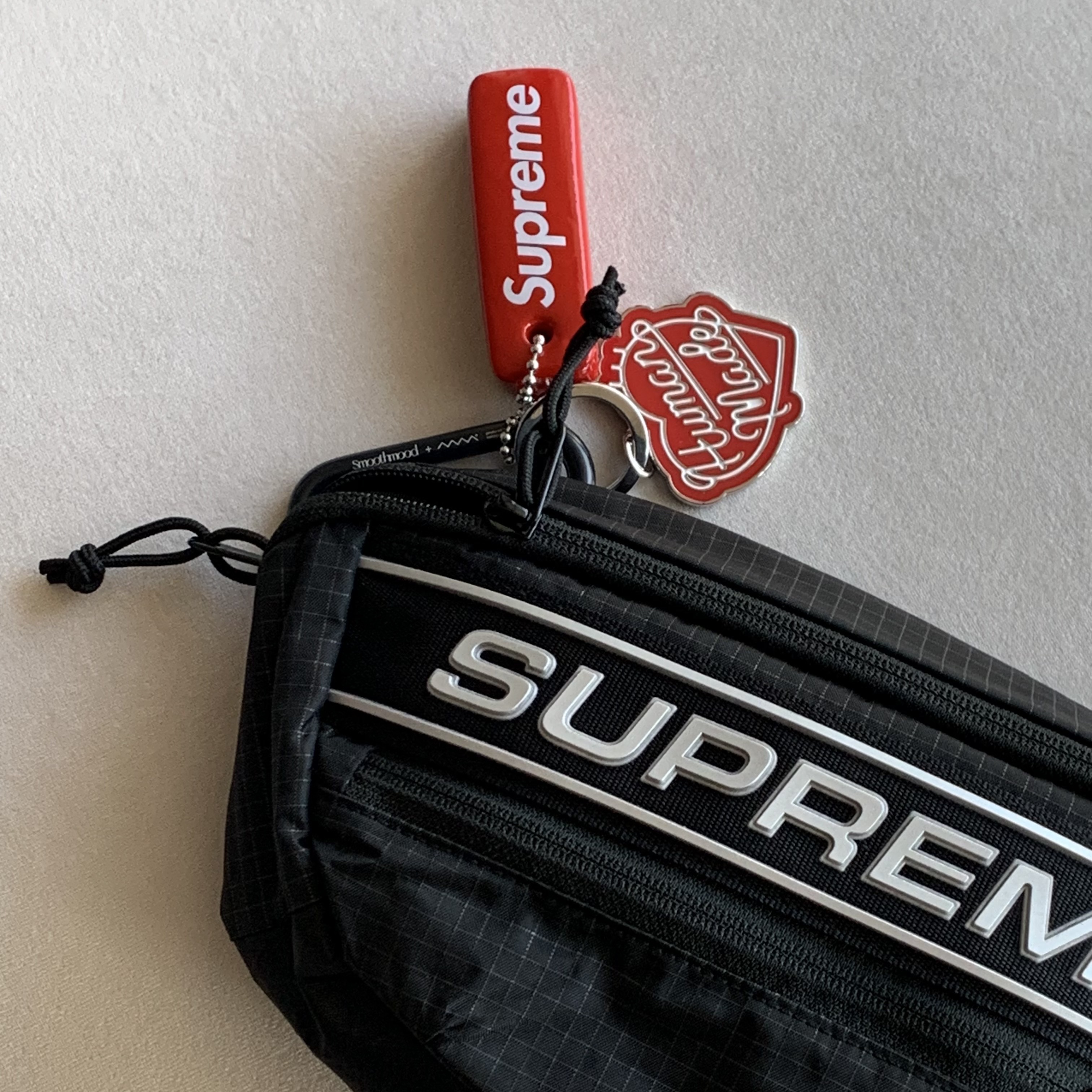 Supreme Floating Keychain Red - 23FW, Supreme Waist Bag Black - 23FW 착용 스타일