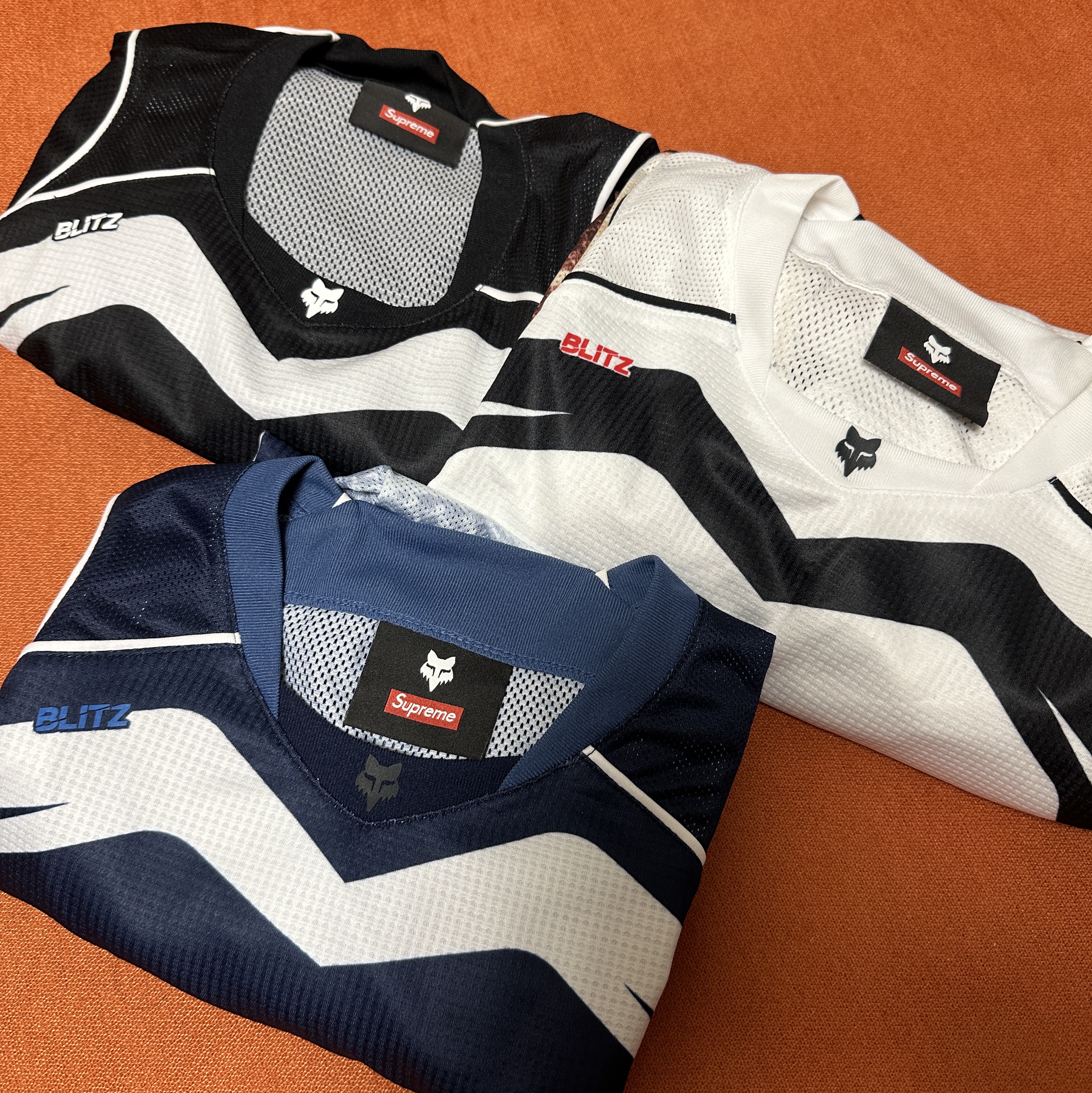 Supreme x Fox Racing Jersey White - 23FW, Supreme x Fox Racing Jersey Navy - 23FW 착용 스타일 - 2