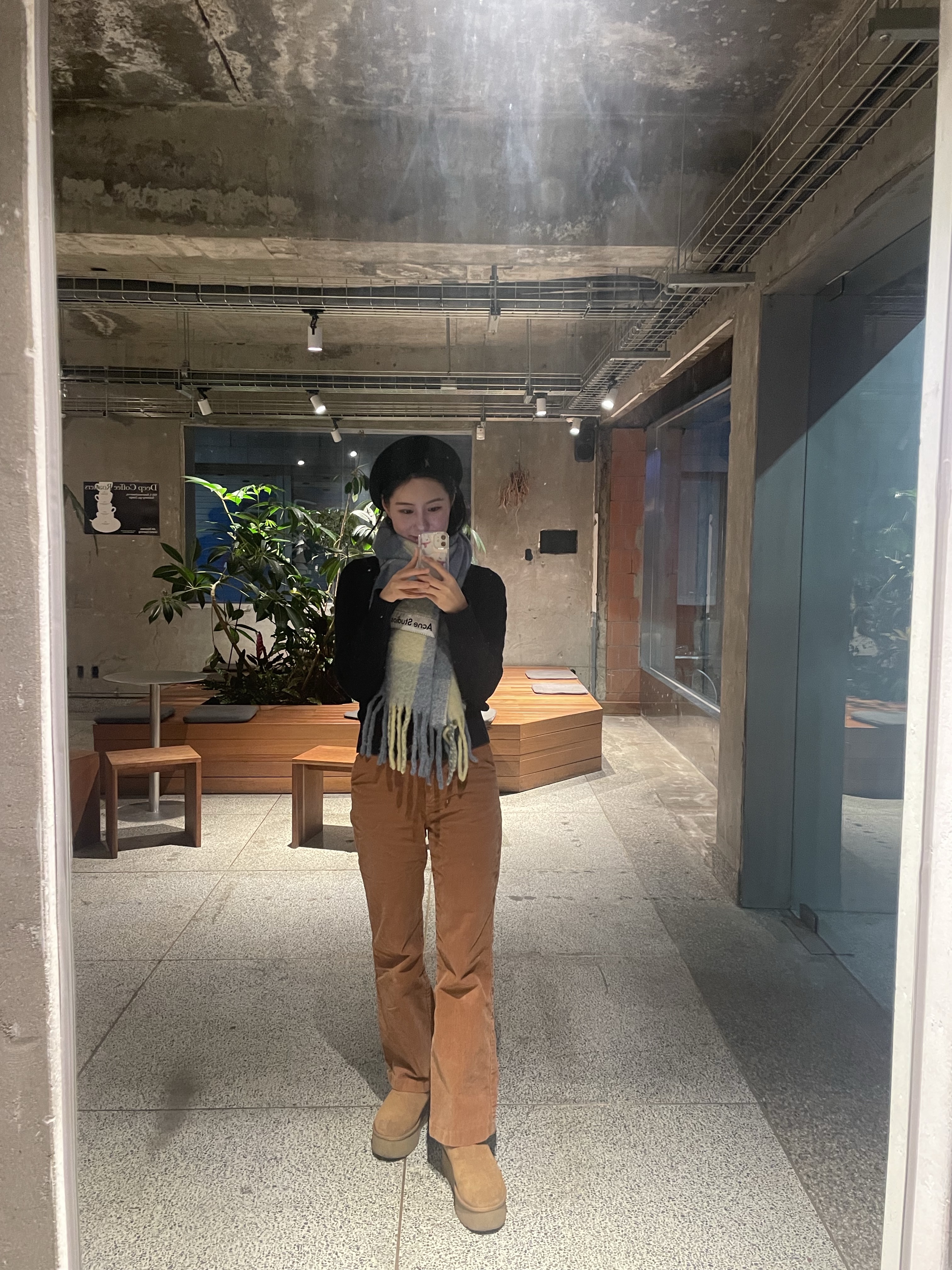 Acne Studios Mohair Check Muffler Pastel Blue Beige, (W) UGG Classic Ultra Mini Platform Boots Chestnut 착용 스타일 - 2