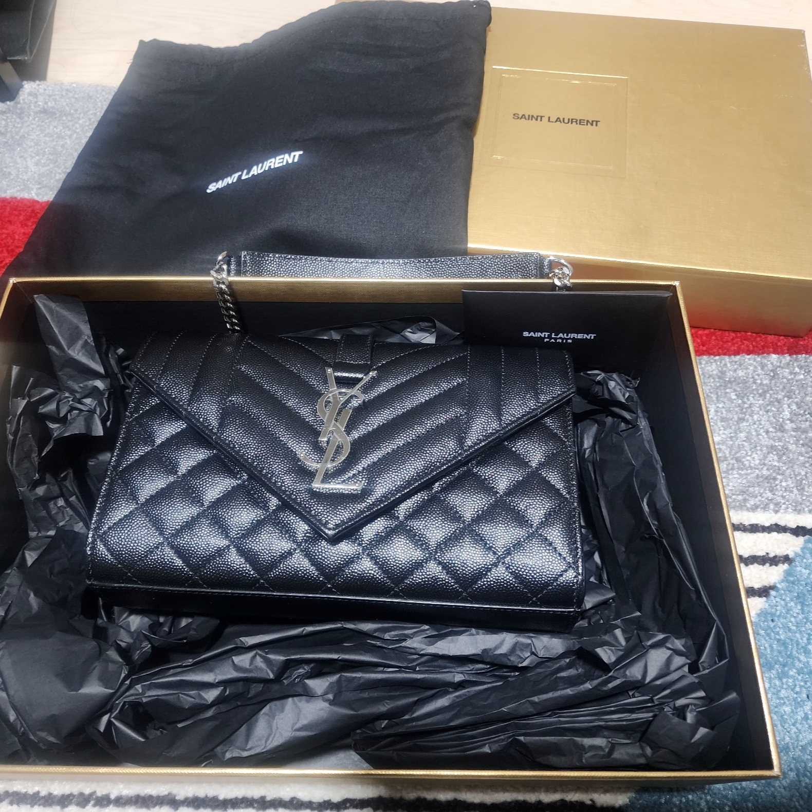 Saint Laurent Envelope Medium Chain Bag in Mix Matelasse Grain De Poudre Embossed Leather Black 착용 스타일 - 1