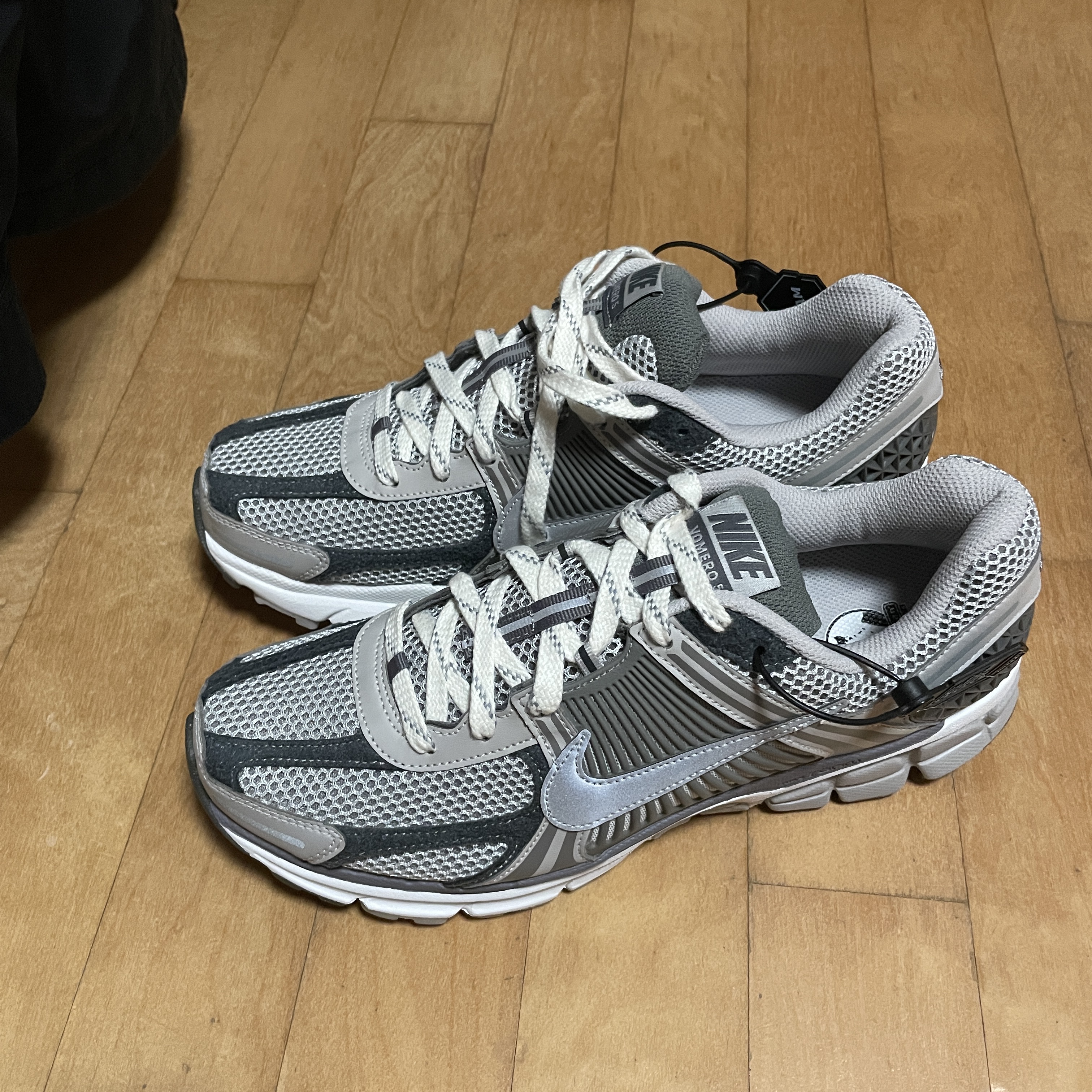 Nike Zoom Vomero 5 PRM Light Iron Ore and Flat Fewter 착용 스타일