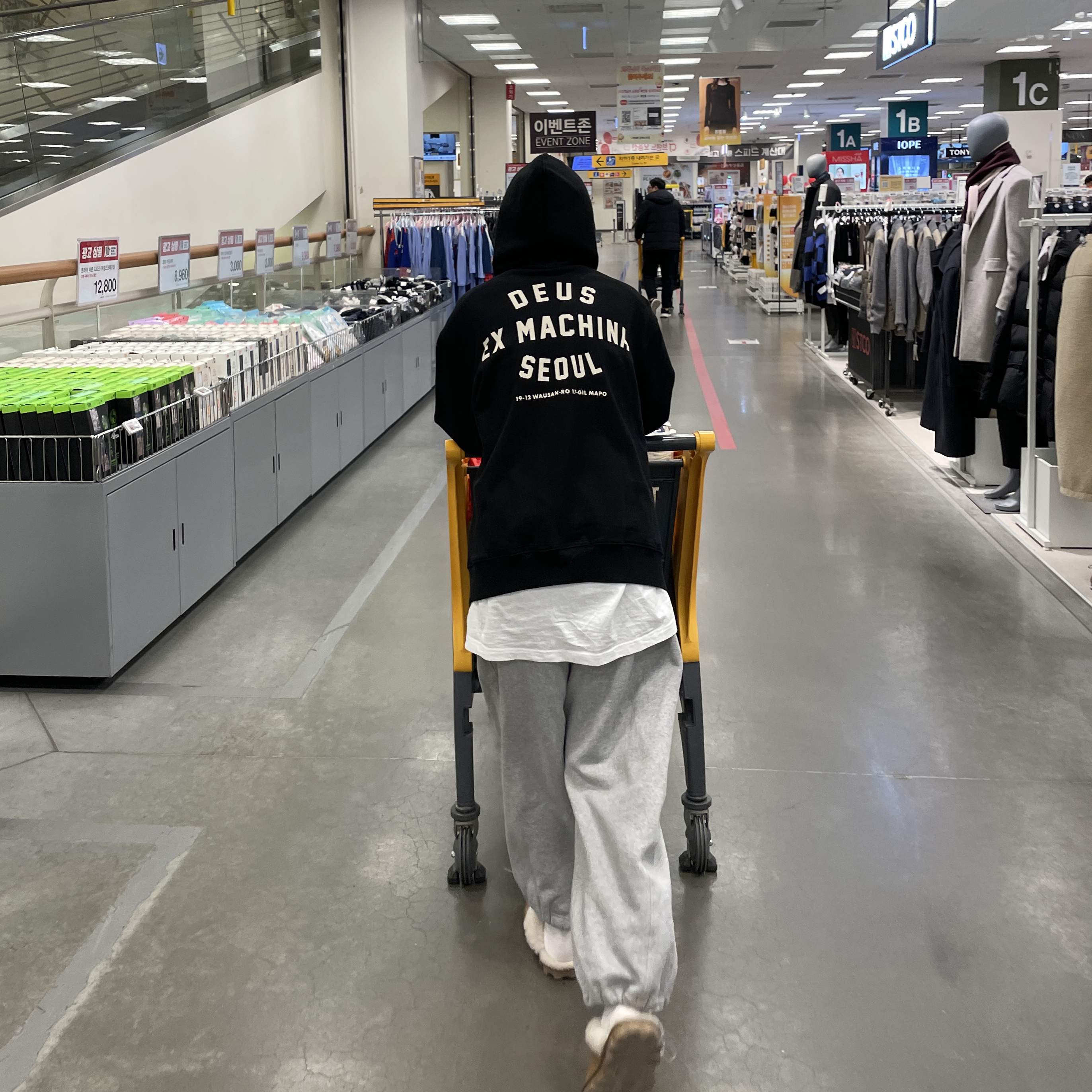 Deus Ex Machina Seoul College Hooded Jacket Black 착용 스타일