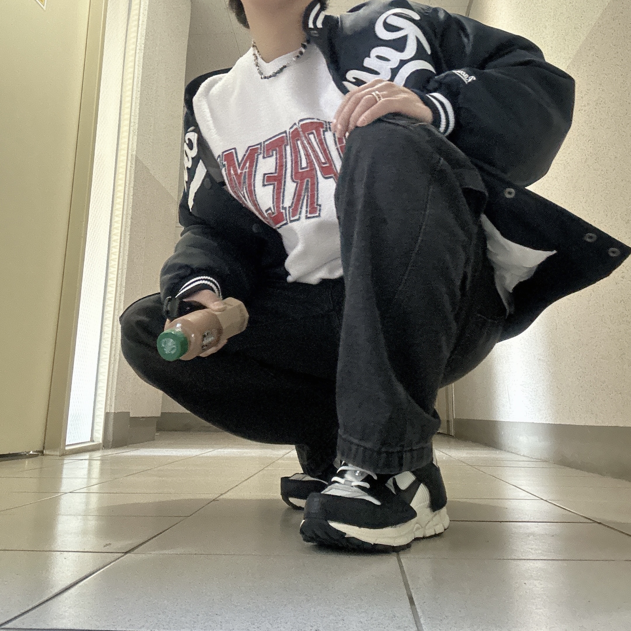 Supreme Inside Out Crewneck Ash Grey - 23FW, (W) Nike Zoom Vomero 5 Wolf Grey and Black 착용 스타일 - 1