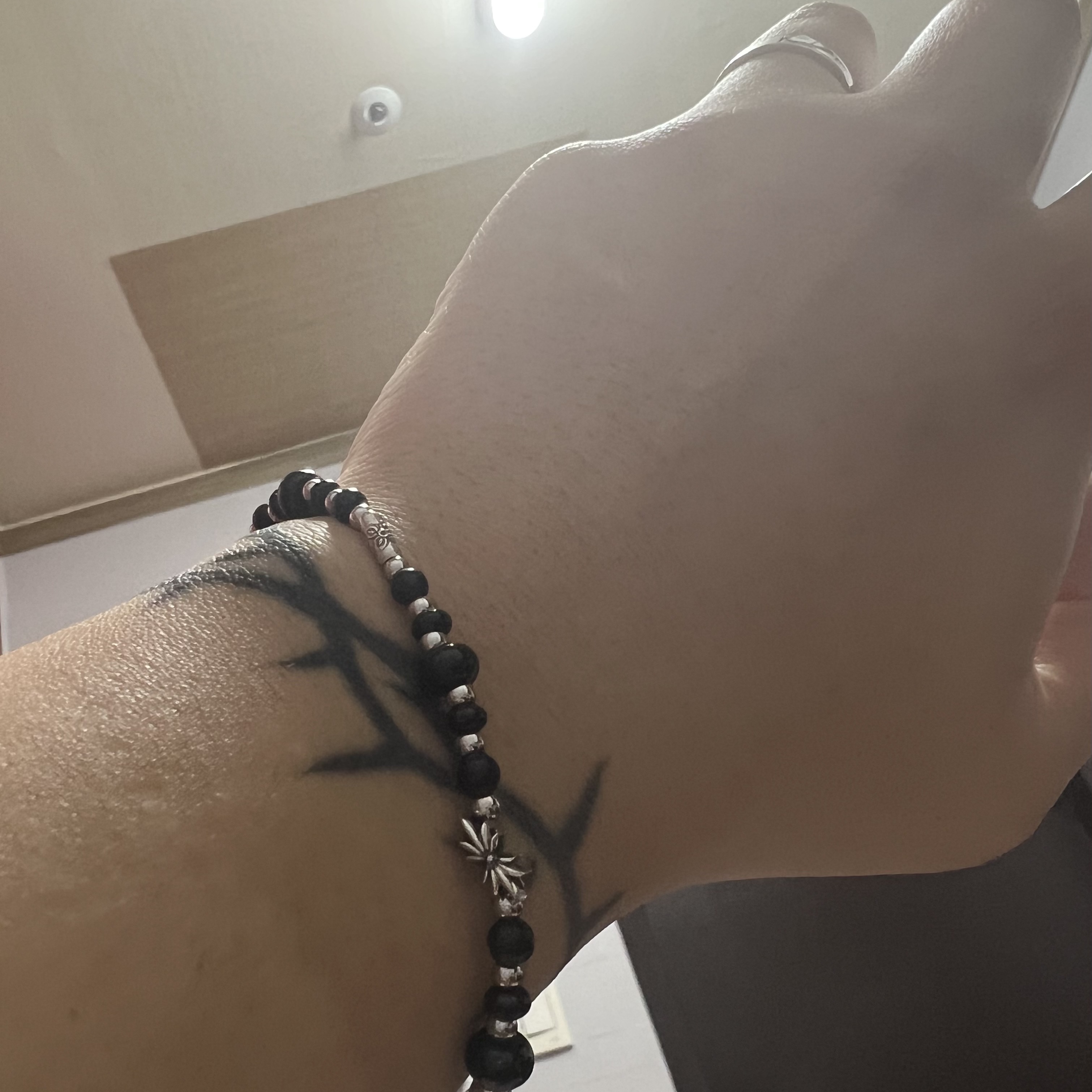 Scudo Garden Karen Beads Bracelet Black 착용 스타일