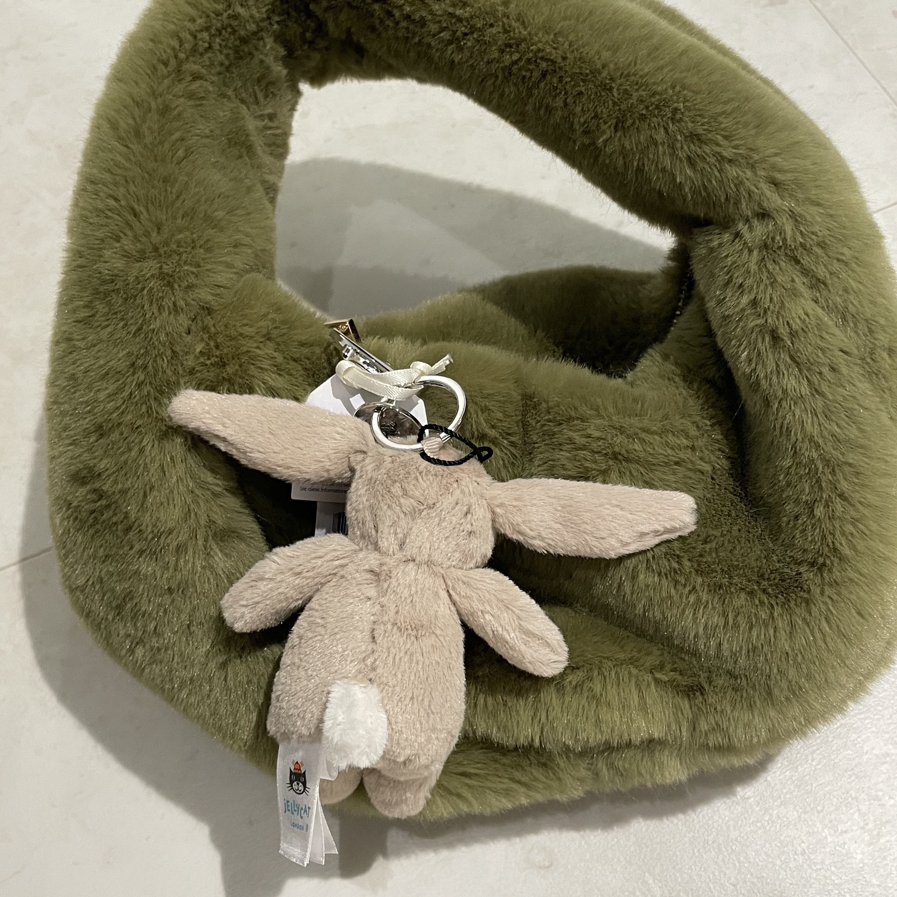 Jellycat Bashful Bunny Bag Charm Beige, COS Quilted Mini Bag Light Grey 착용 스타일 - 4