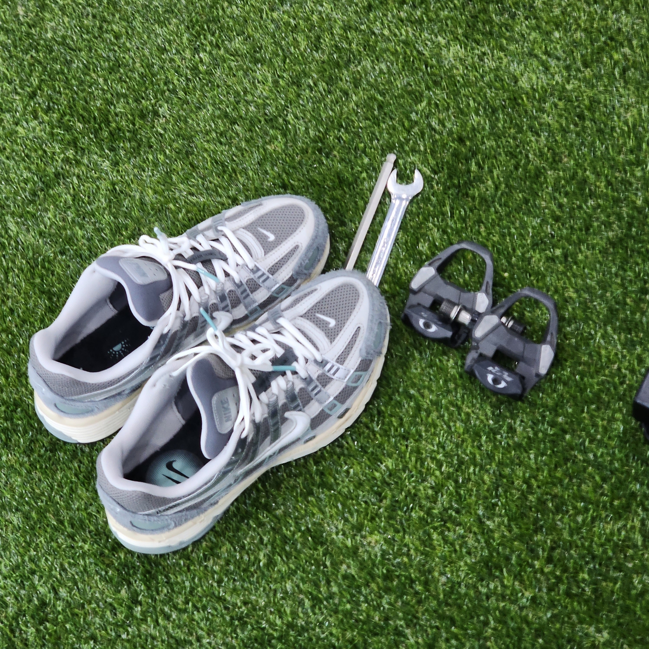 Nike P-6000 Flat Pewter Light Iron Ore 착용 스타일