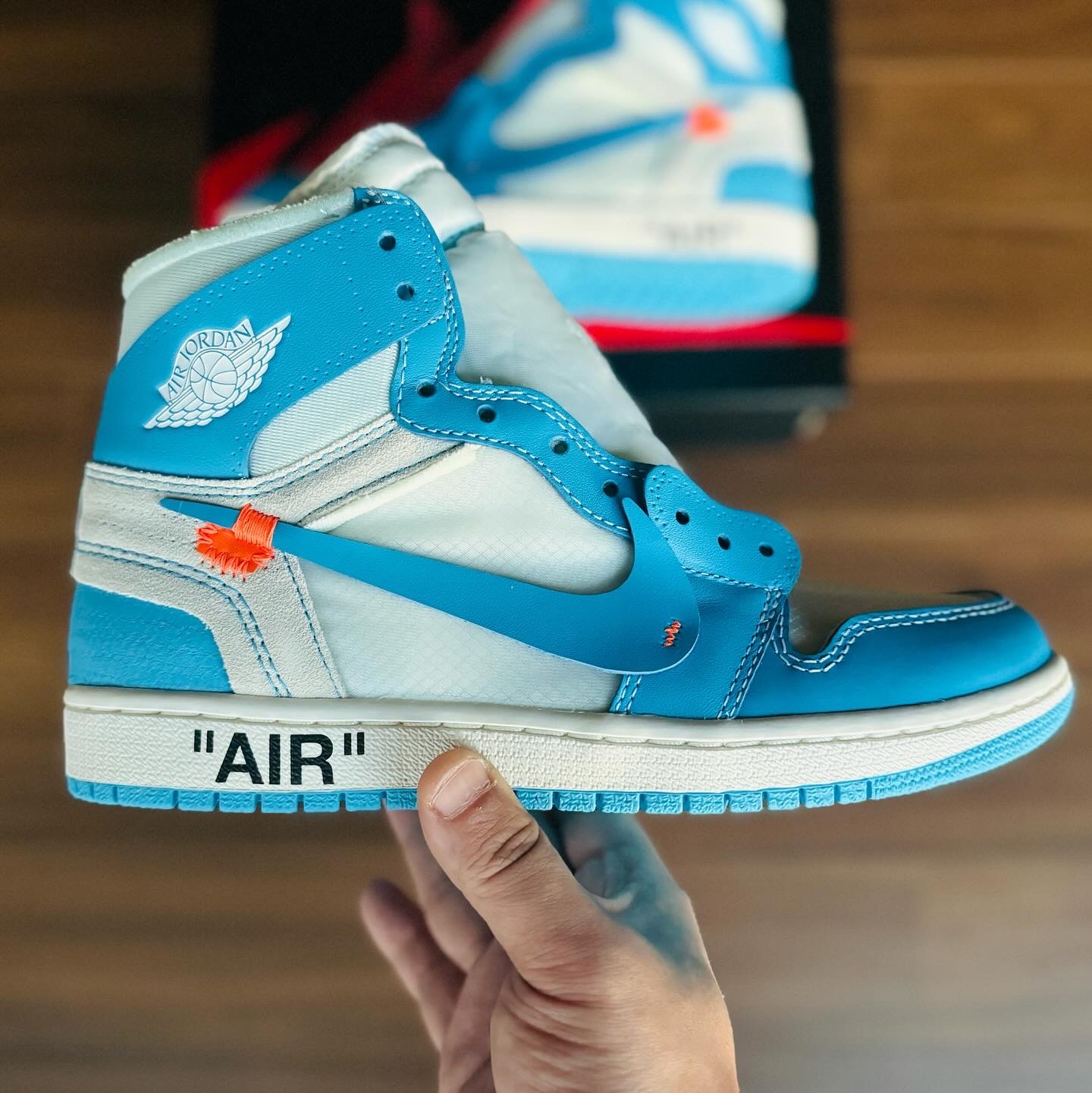 Jordan 1 x Off-White Retro High University Blue 착용 스타일 - 1