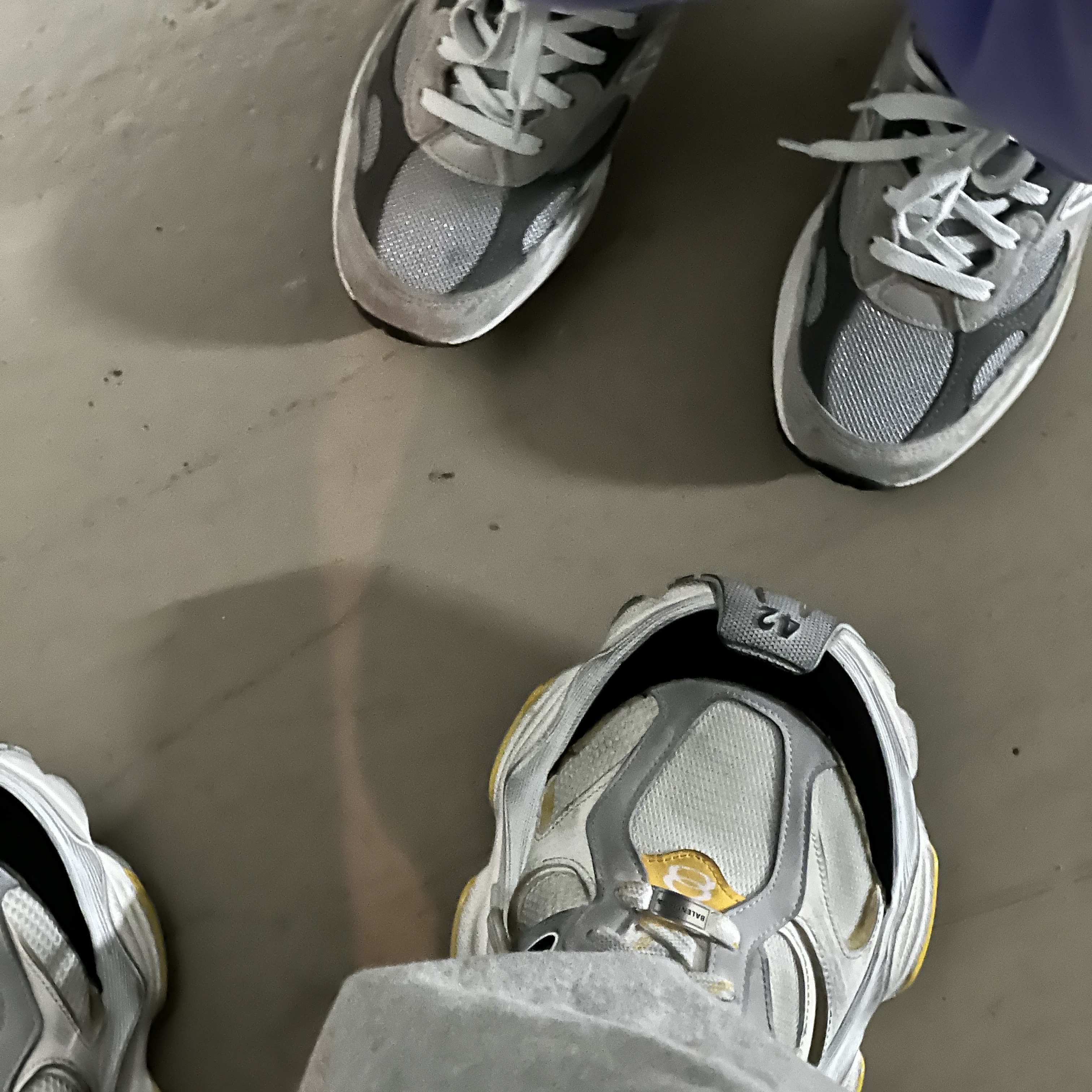 Balenciaga Cargo Sneakers Grey Black Yellow, New Balance 992 Made in USA Grey - D Standard 착용 스타일