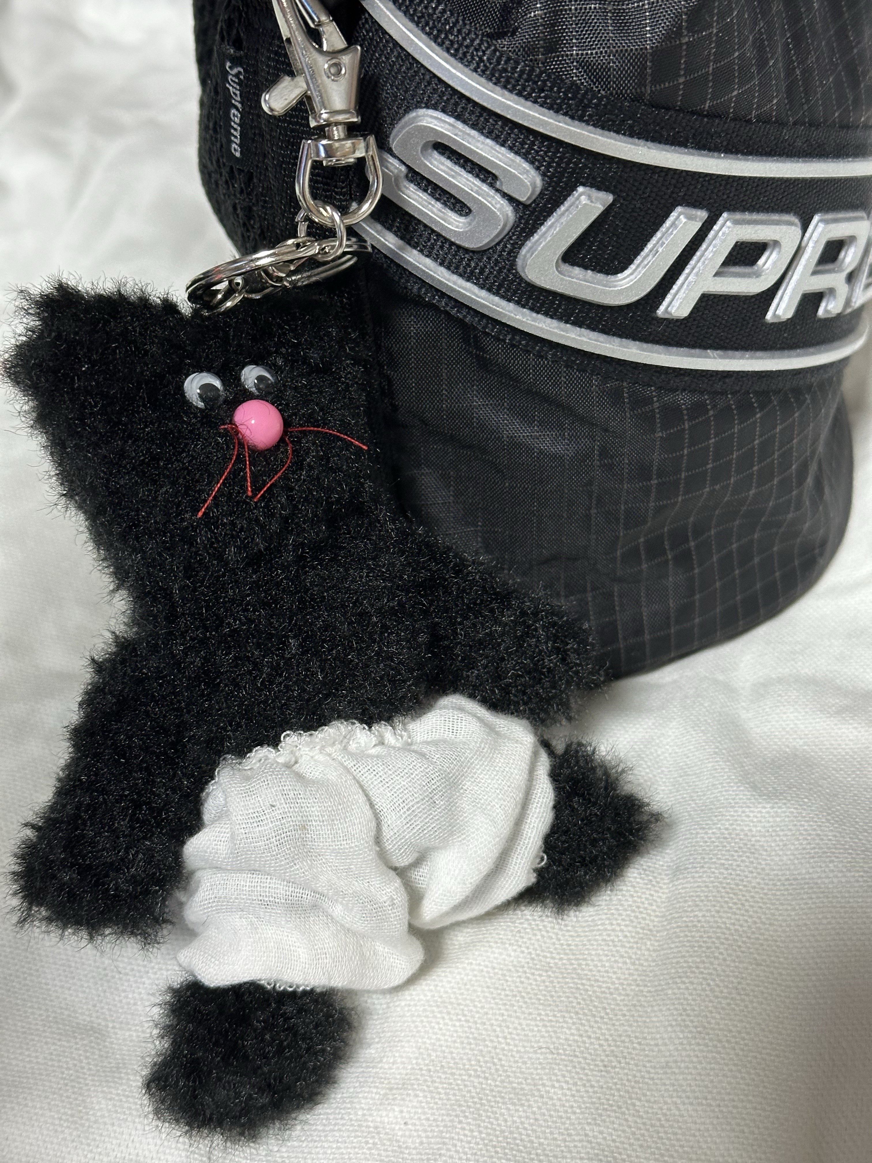 Monamhee Beulpingi Keyring with White Pants Black, Supreme Small Cinch Pouch Black - 23FW 착용 스타일
