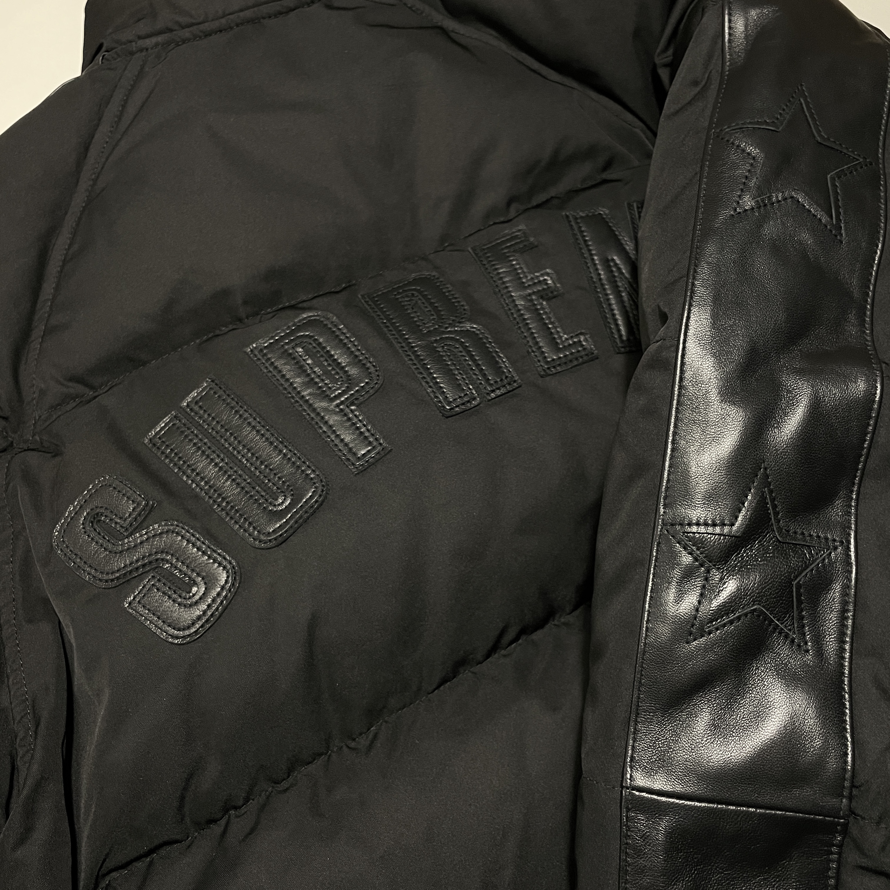 Supreme Star Sleeve Down Puffer Jacket Black - 23FW 착용 스타일 - 1