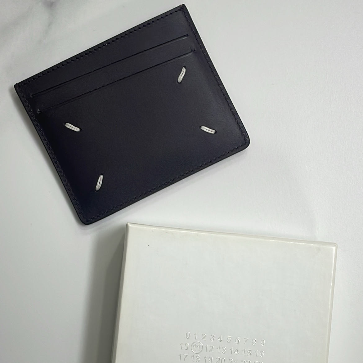 Maison Margiela Leather Card Holder Brown 착용 스타일 - 1