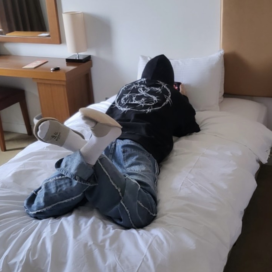 Stussy Barb Hoodie Black 착용 스타일
