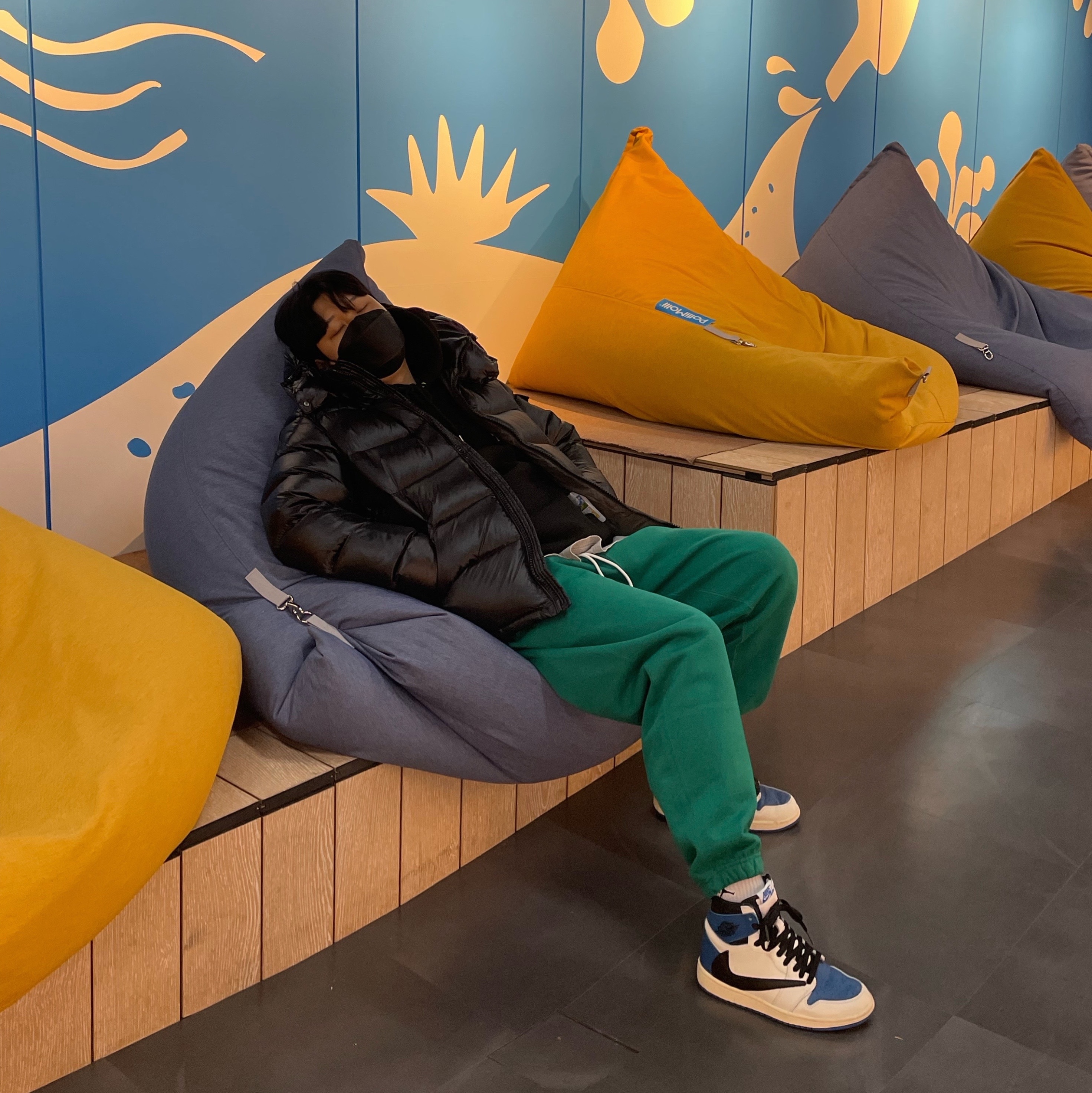 Jordan 1 x Travis Scott x Fragment Retro High OG SP Military Blue, Nike NRG Solo Swoosh Fleece Pants Mystic Green - Asia 착용 스타일 - 1