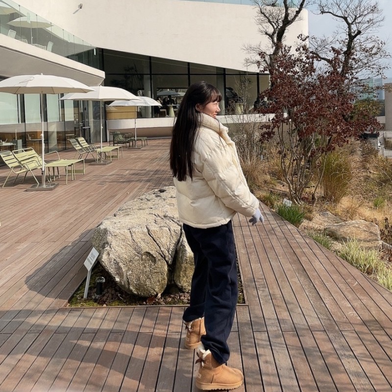 (W) UGG Mini Bailey Bow ll Boots Chestnut 착용 스타일 - 3