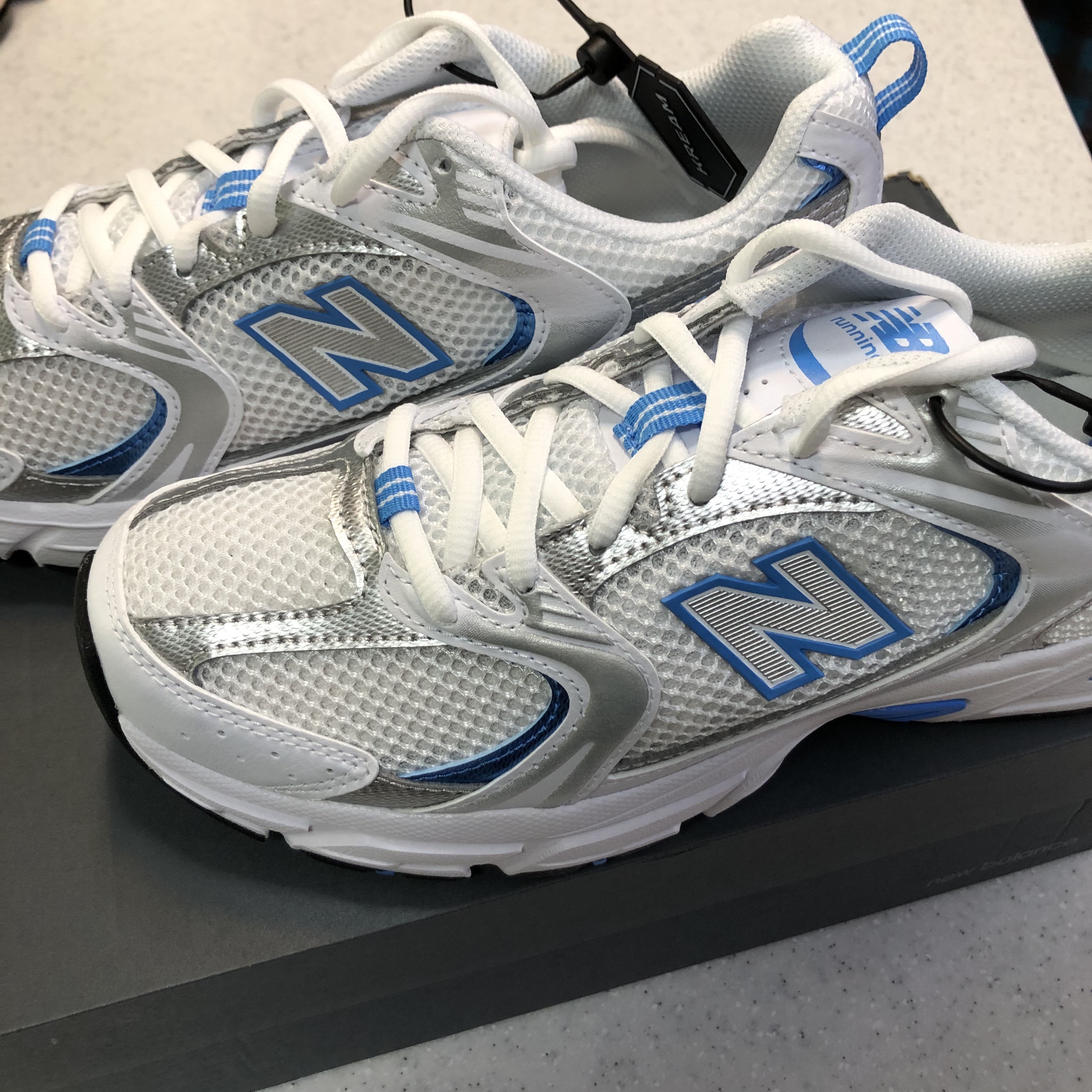 New Balance 530 Sky Blue 착용 스타일 - 1