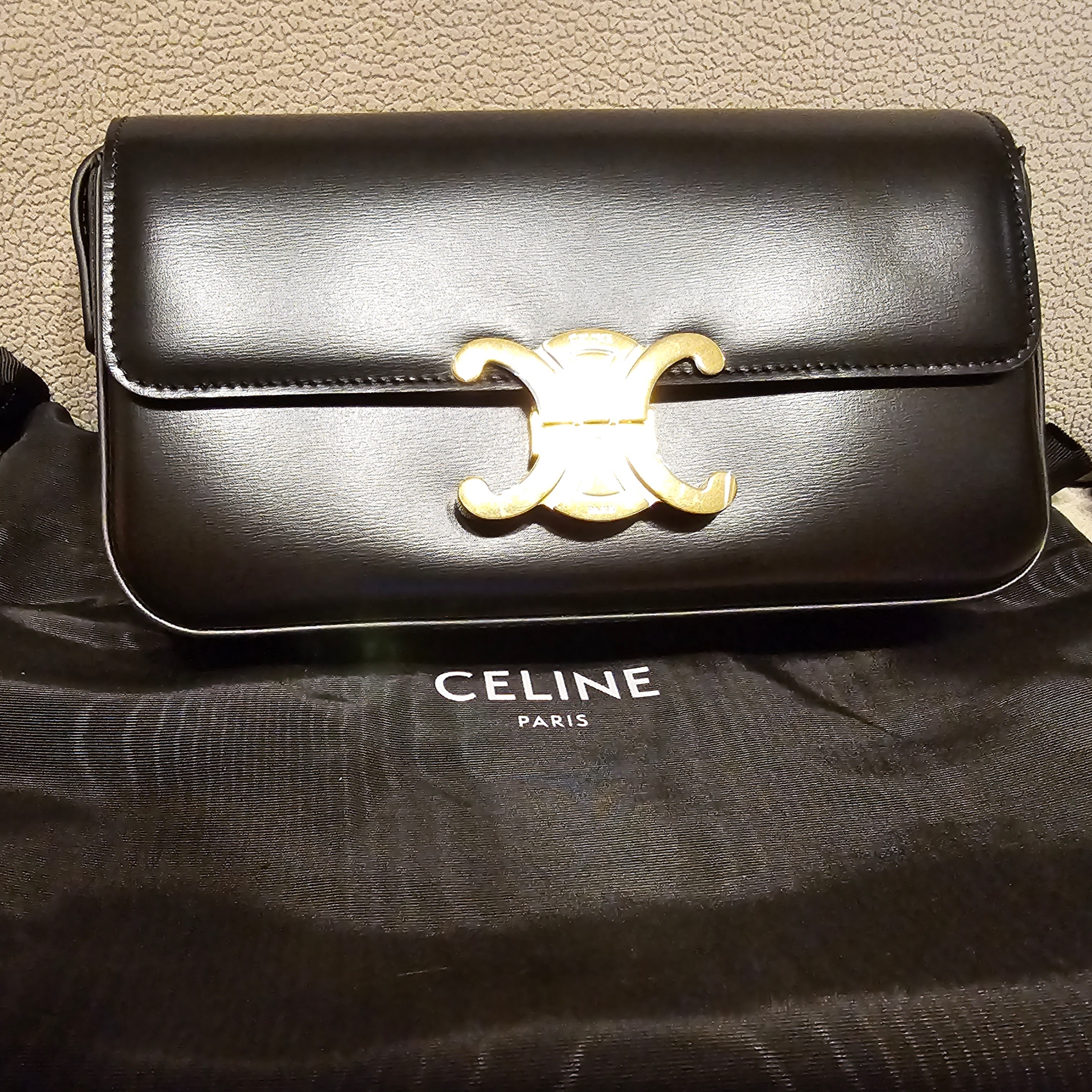Celine Shoulder Bag Claude in Shiny Calfskin Black 착용 스타일