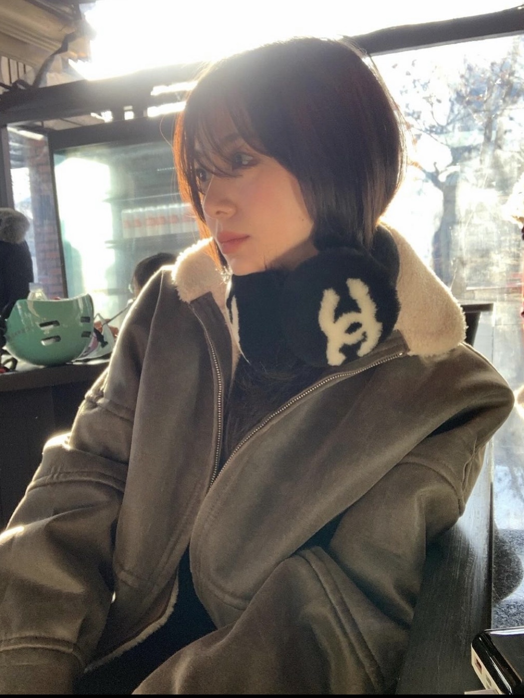 Chanel Earmuffs Shearling Lambskin Black White 착용 스타일