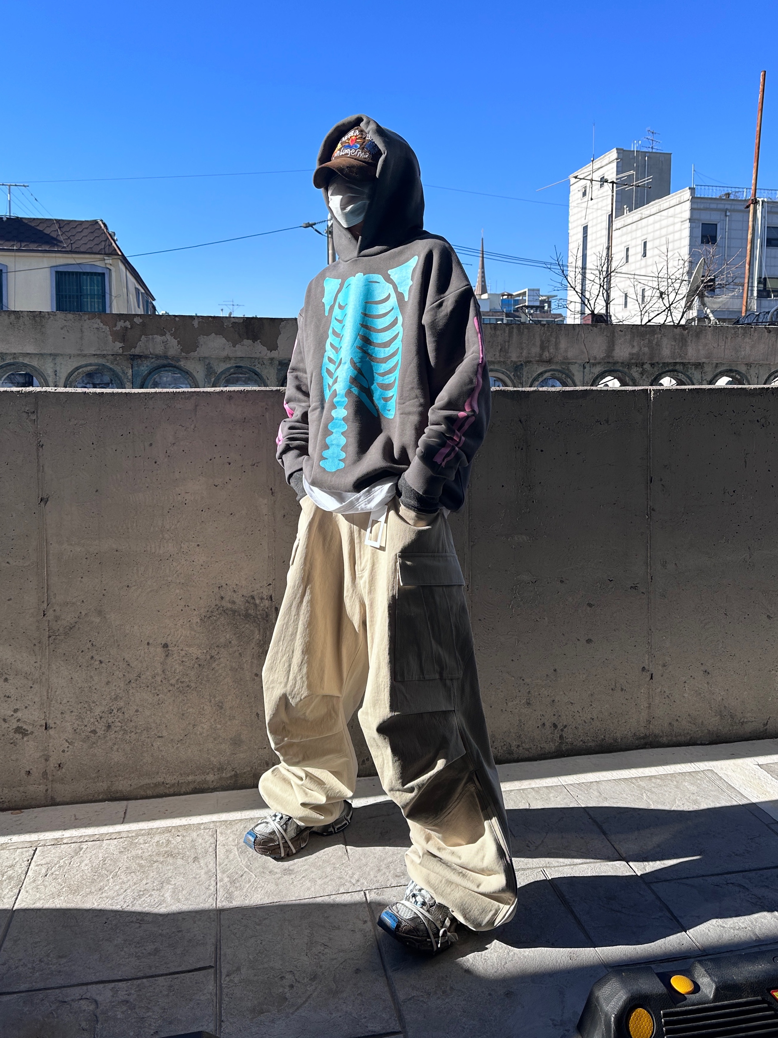 Balenciaga 3XL Sneakers Worn Out Grey White Blue, Nonnod Side Zip Cargo Pants Beige 착용 스타일 - 1