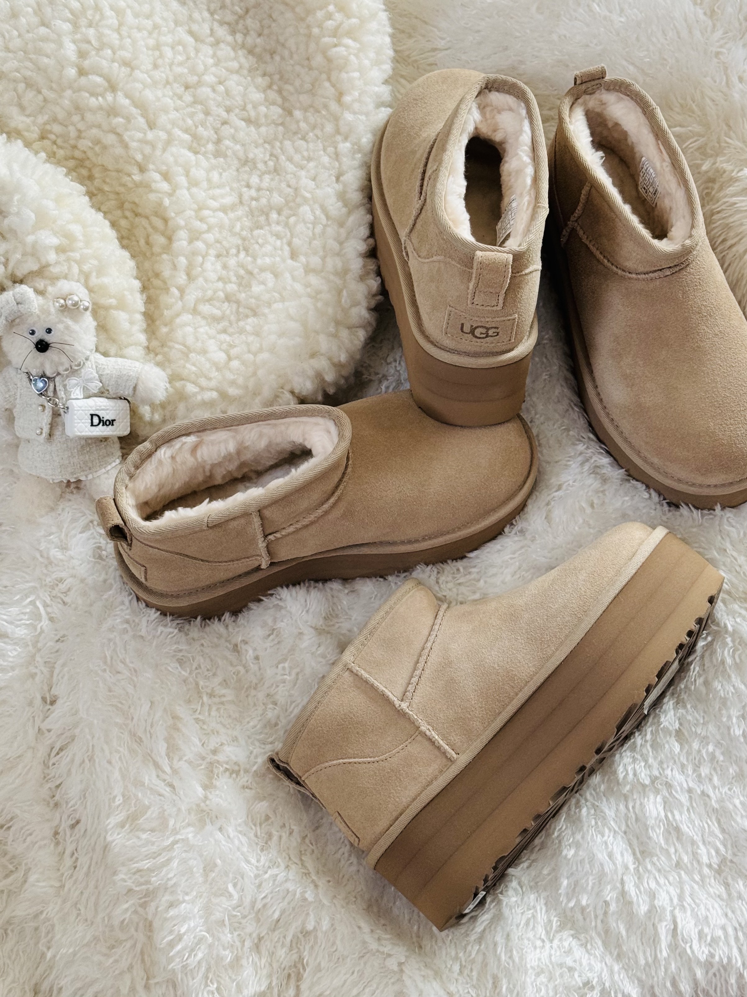 Emis Velvet Circular Bag Green, (W) UGG Classic Ultra Mini Platform Sand 착용 스타일 - 4