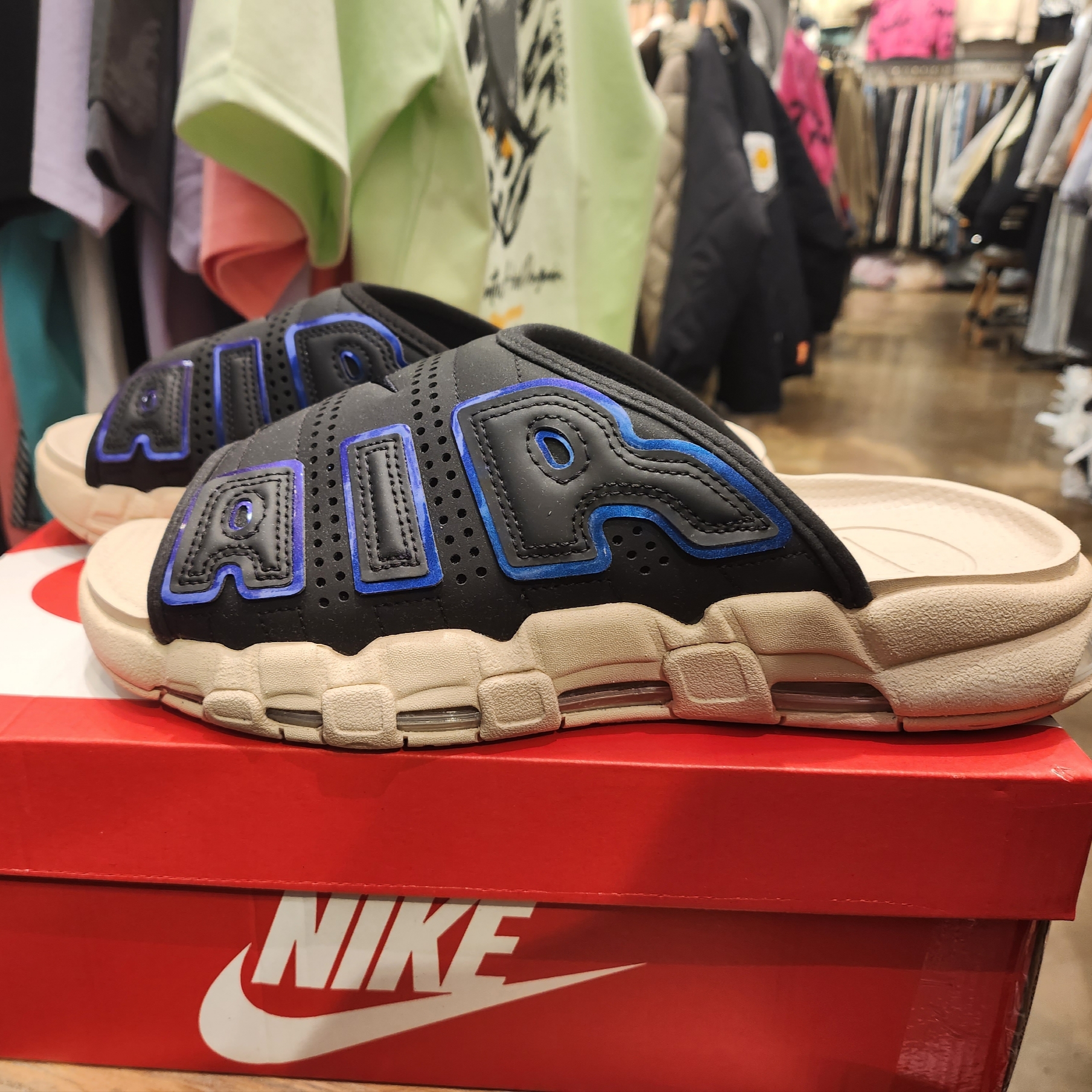 Nike Air More Uptempo Slide Black Sanddrift 착용 스타일