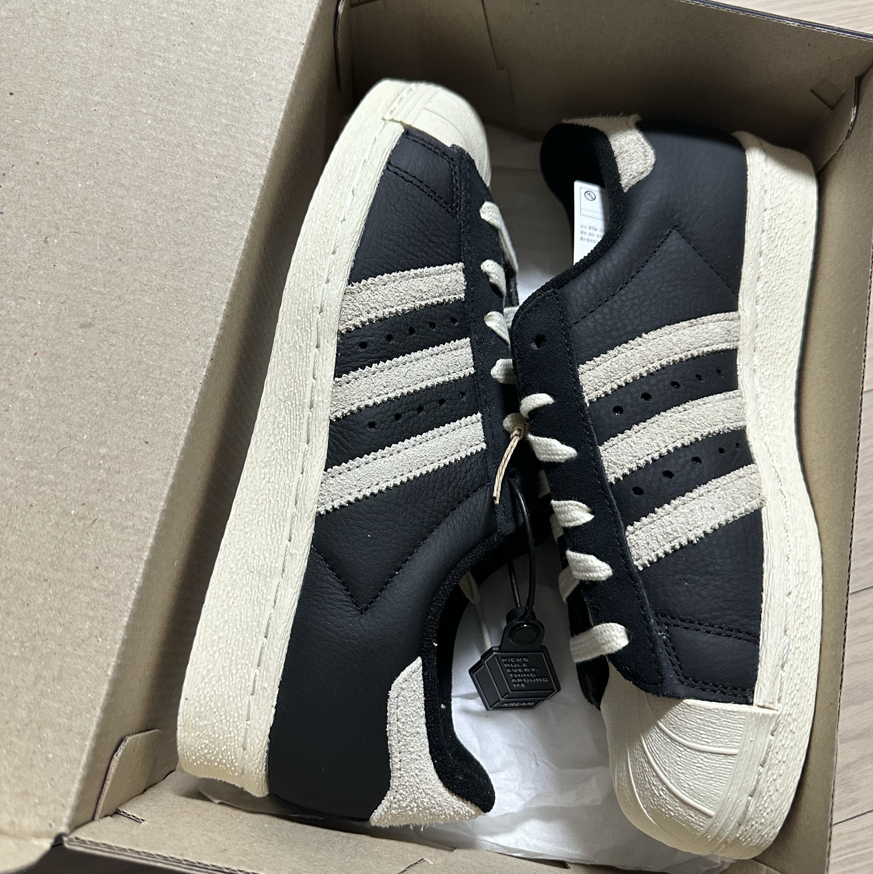 Adidas Superstar 82 Black White 착용 스타일