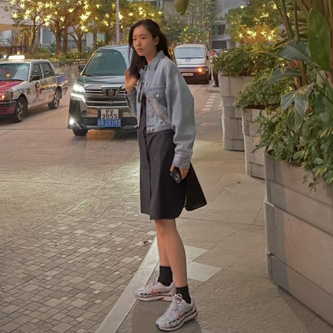 (W) Nike P-6000 Metallic Silver Red 착용 스타일 - 2