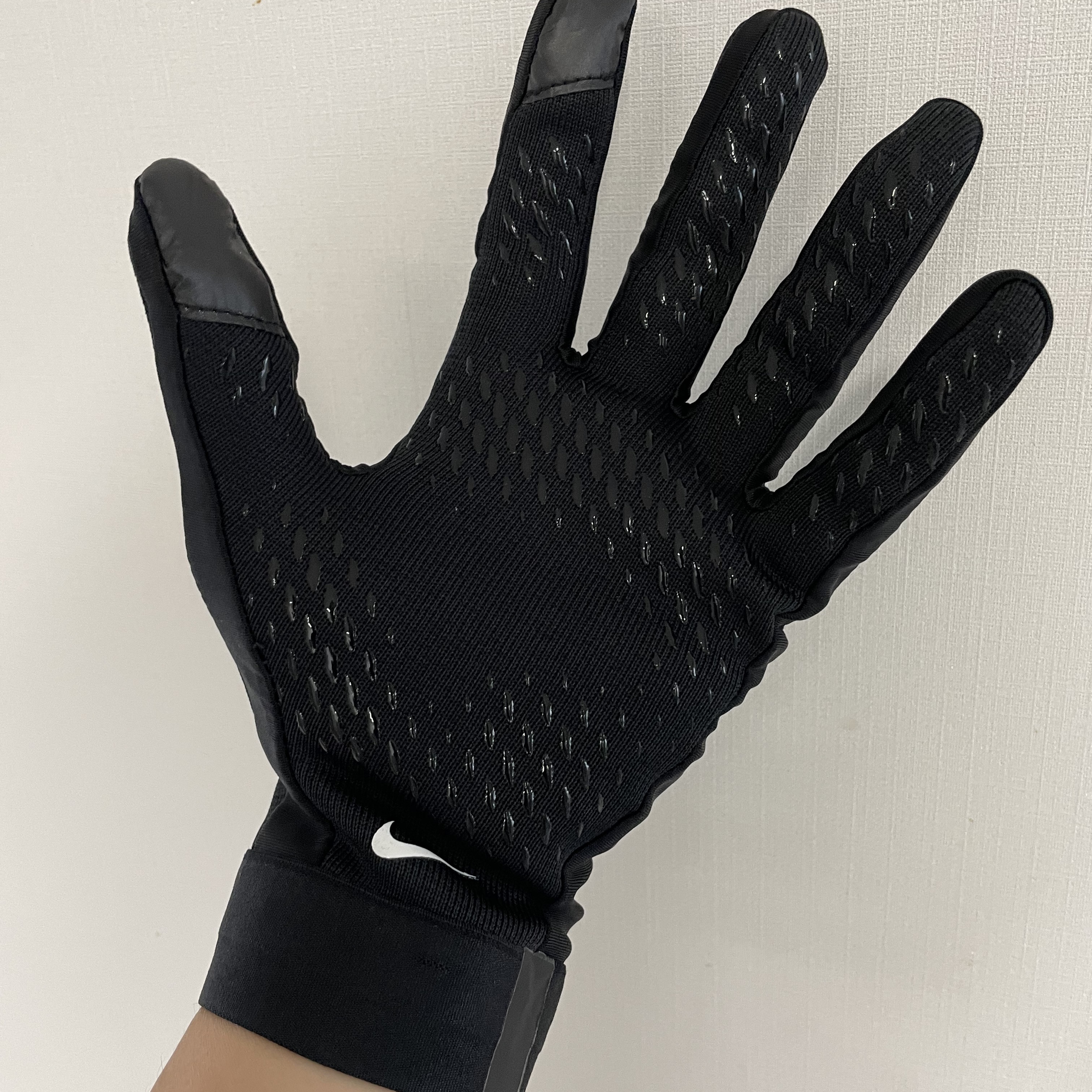Nike Therma-Fit Academy Football Gloves Black 착용 스타일 - 2
