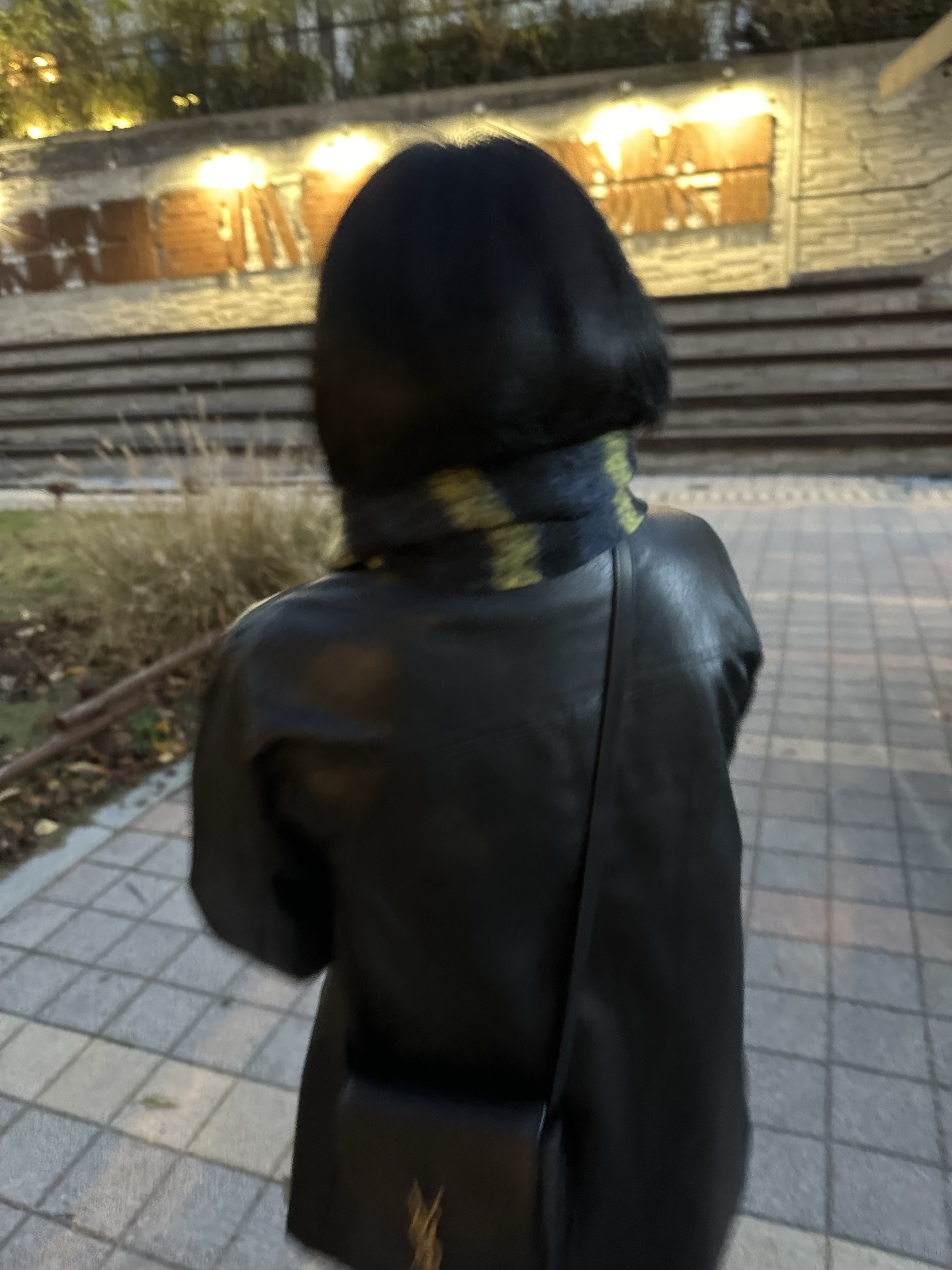 Saint Laurent Kaia Small Satchel Bag in Smooth Leather Noir, Uniqlo x JW Anderson Striped Chunky Scarf Blue 착용 스타일