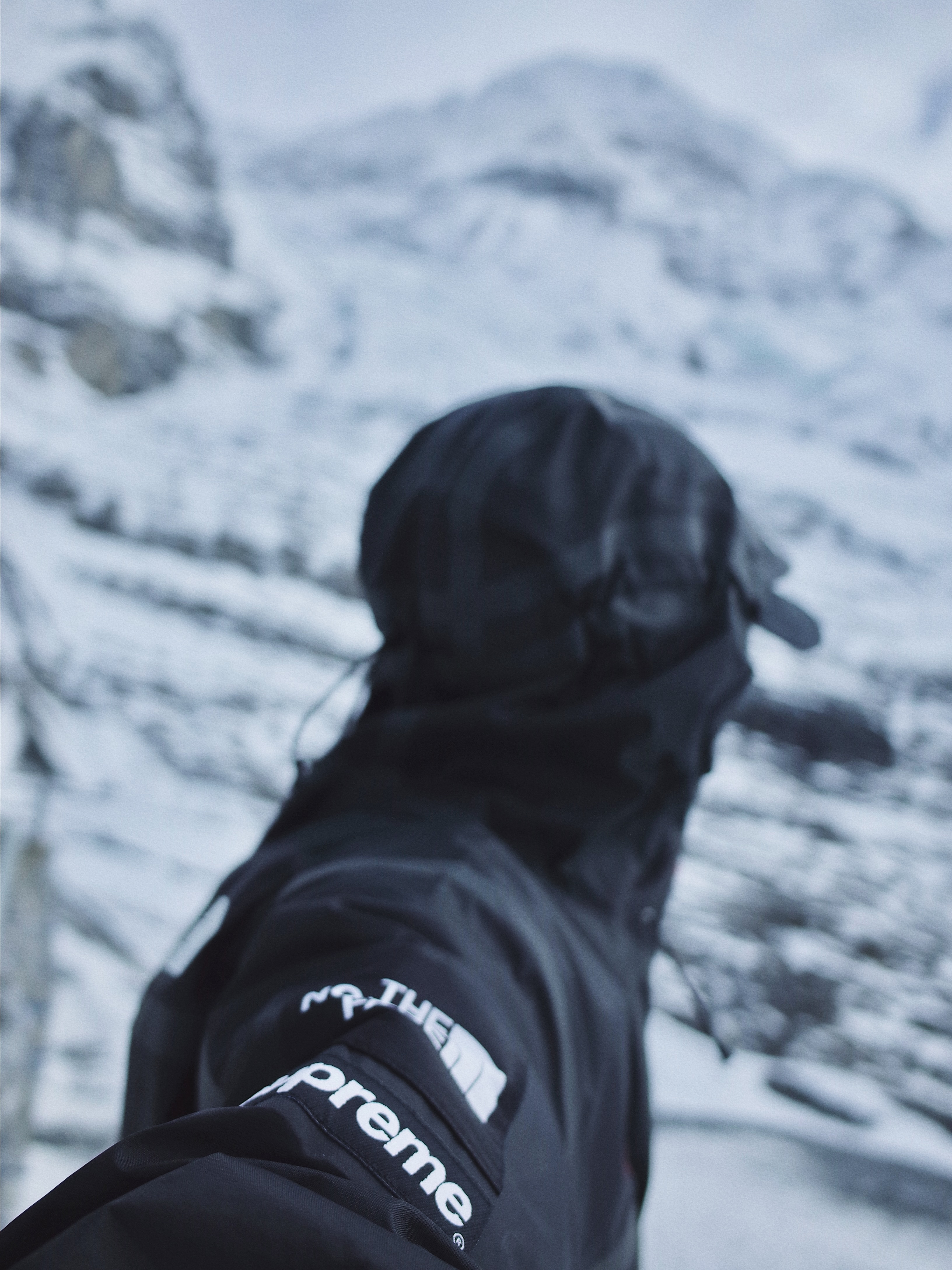 Supreme x The North Face Summit Series Outer Tape Seam Jacket Black - 21SS, Roa Hiking Katharina Black 착용 스타일 - 3