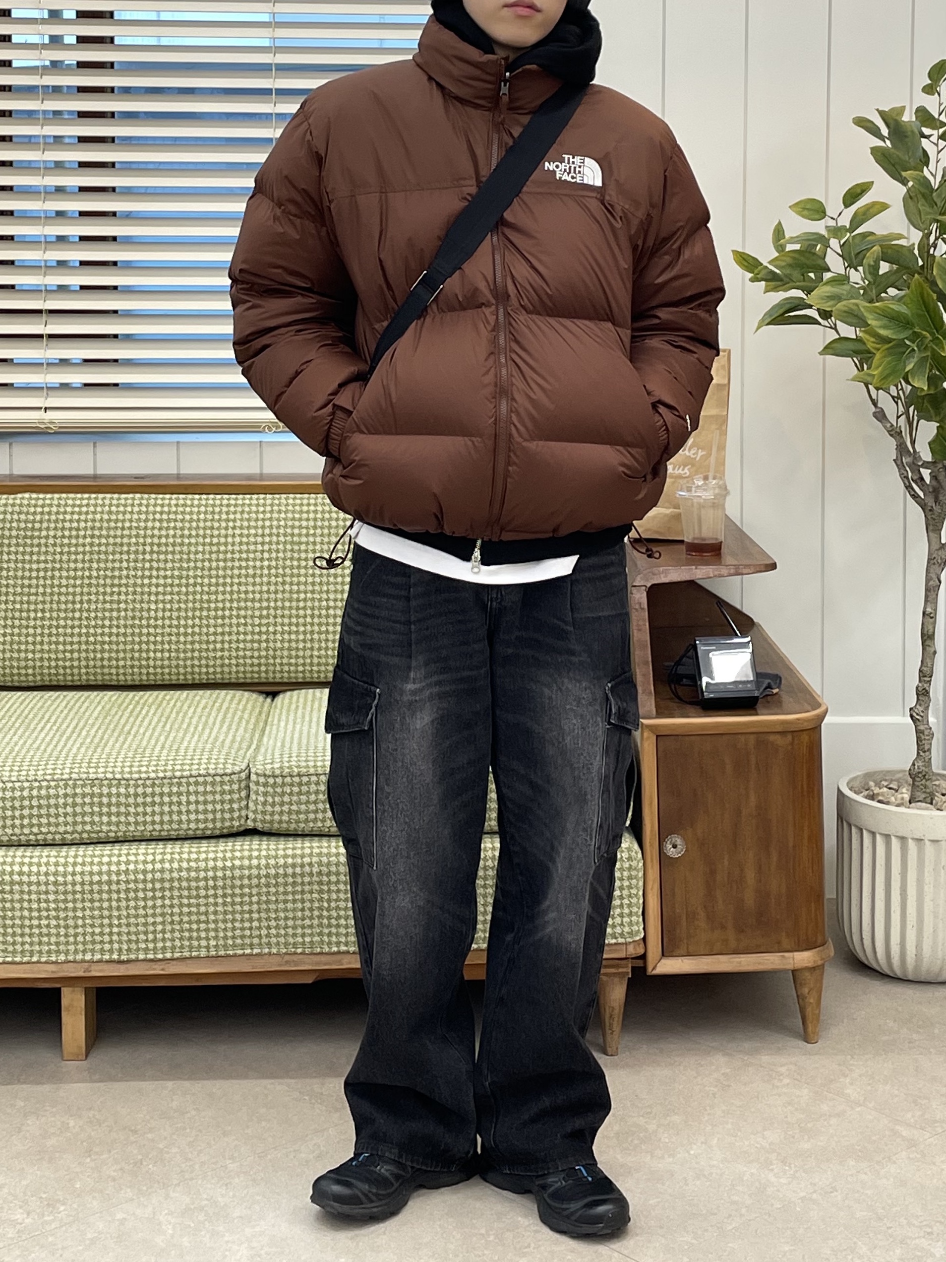 The North Face 1996 Retro Nuptse Jacket Dark Oak, Salomon XT-6 ADV Black 착용 스타일 - 2