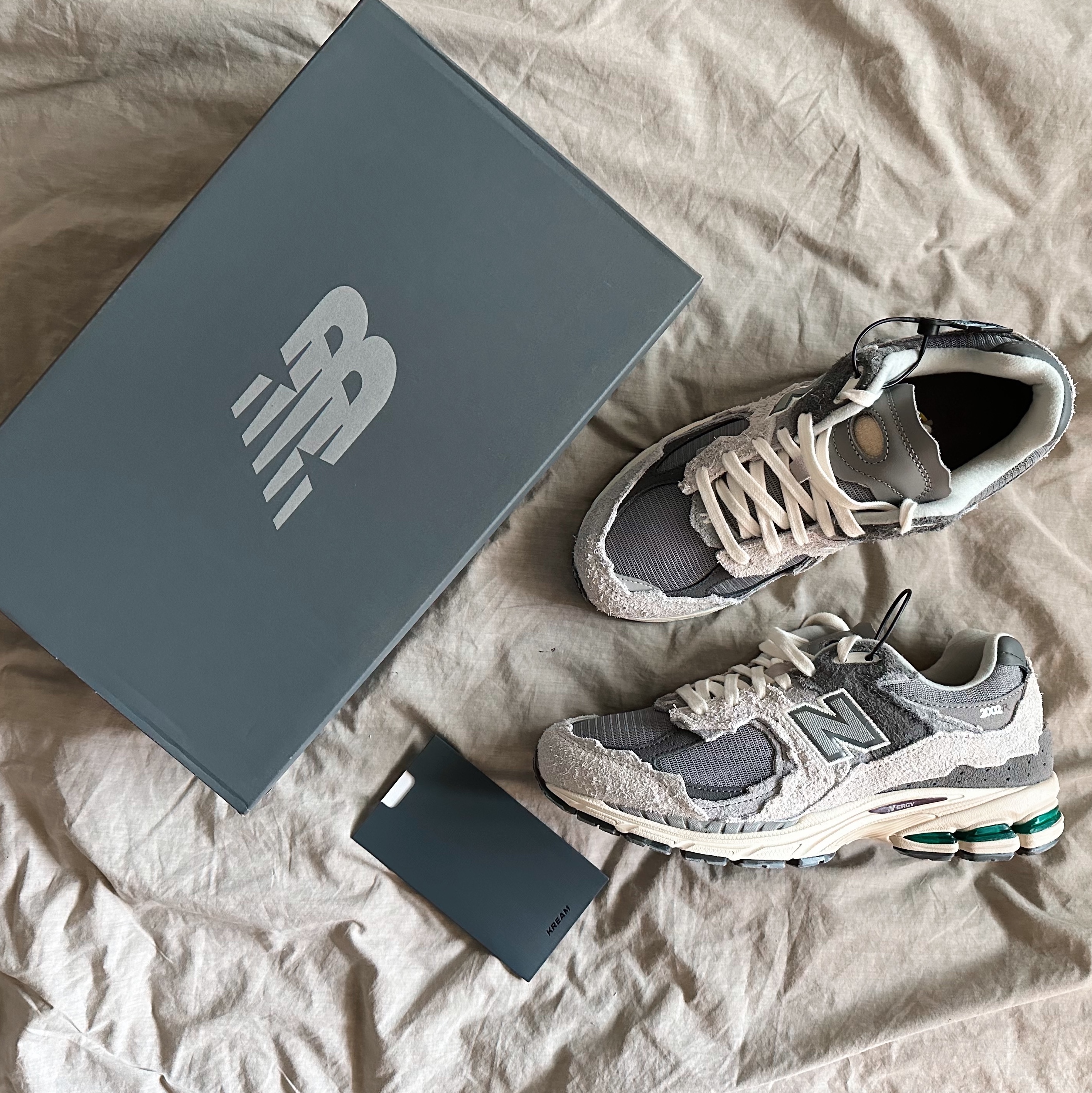 New Balance 2002R Protection Pack Rain Cloud 착용 스타일 - 1