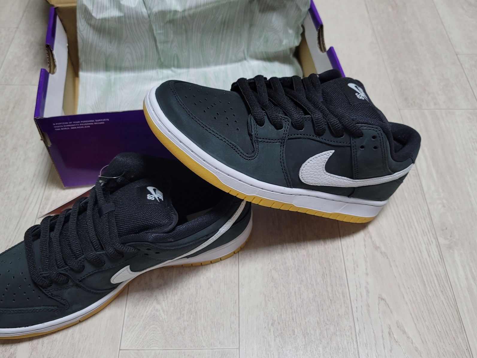 Nike SB Dunk Low Pro Black White 착용 스타일 - 2