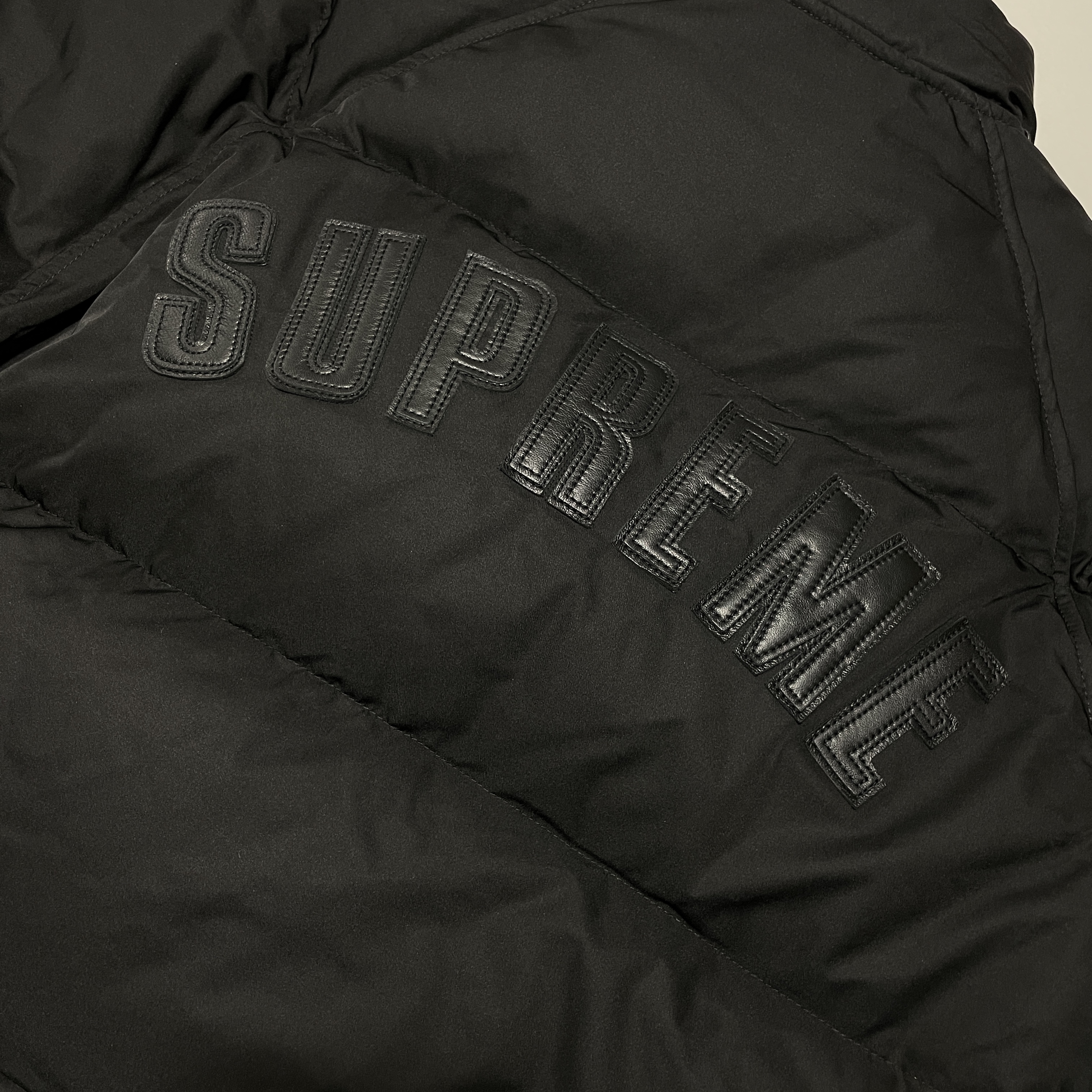 Supreme Star Sleeve Down Puffer Jacket Black - 23FW 착용 스타일 - 3