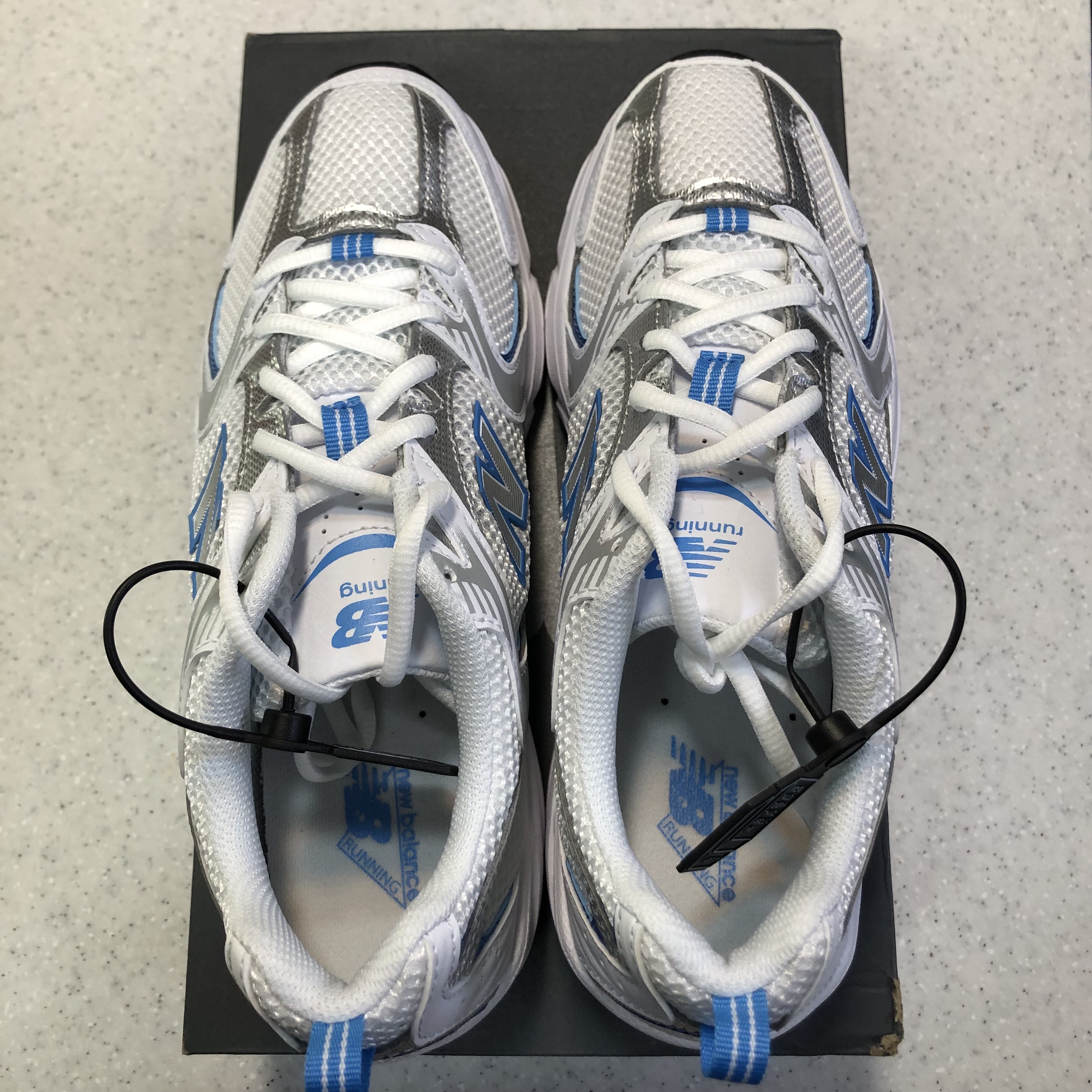 New Balance 530 Sky Blue 착용 스타일 - 2