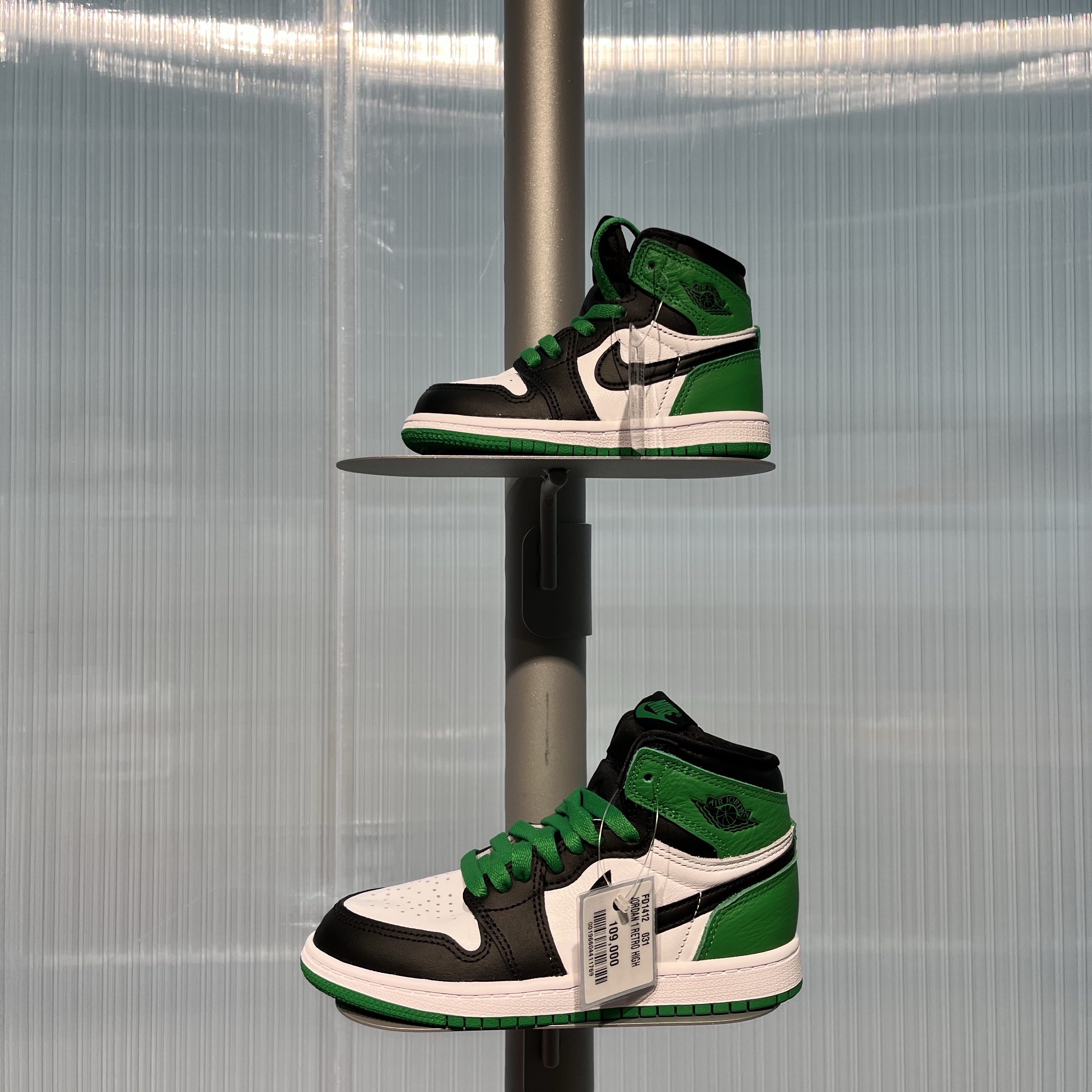 Jordan 1 Retro High OG Black and Lucky Green 착용 스타일