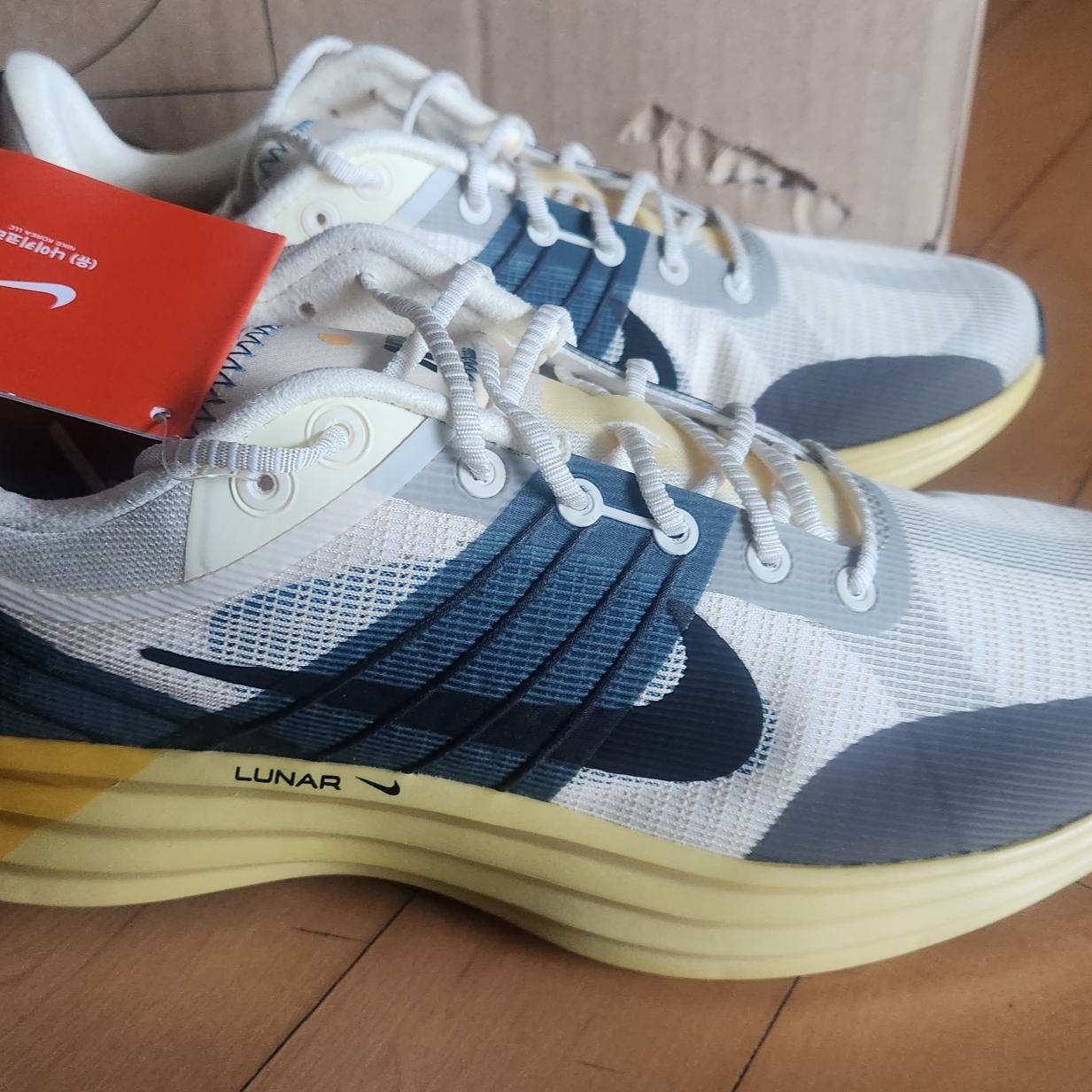 Nike Lunar Roam Alabaster and Green Abyss 착용 스타일 - 3