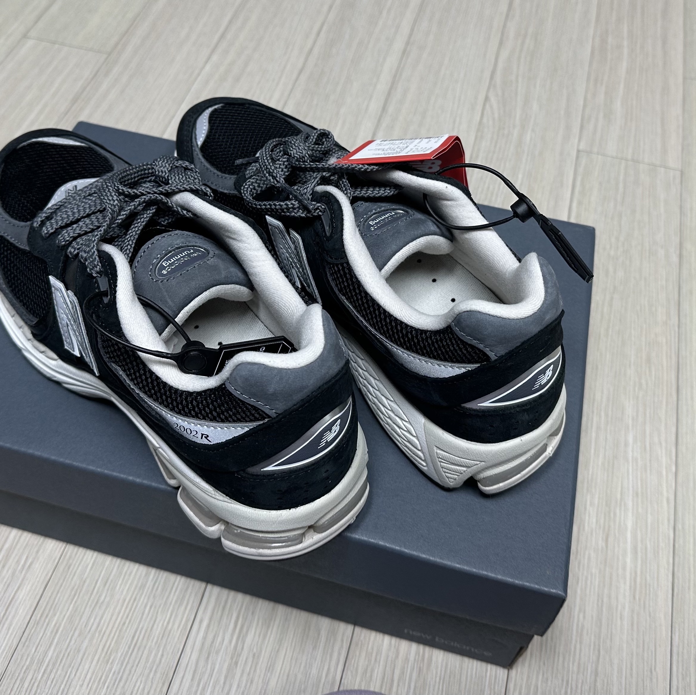 New Balance 2002R Premium Vintage Black 착용 스타일