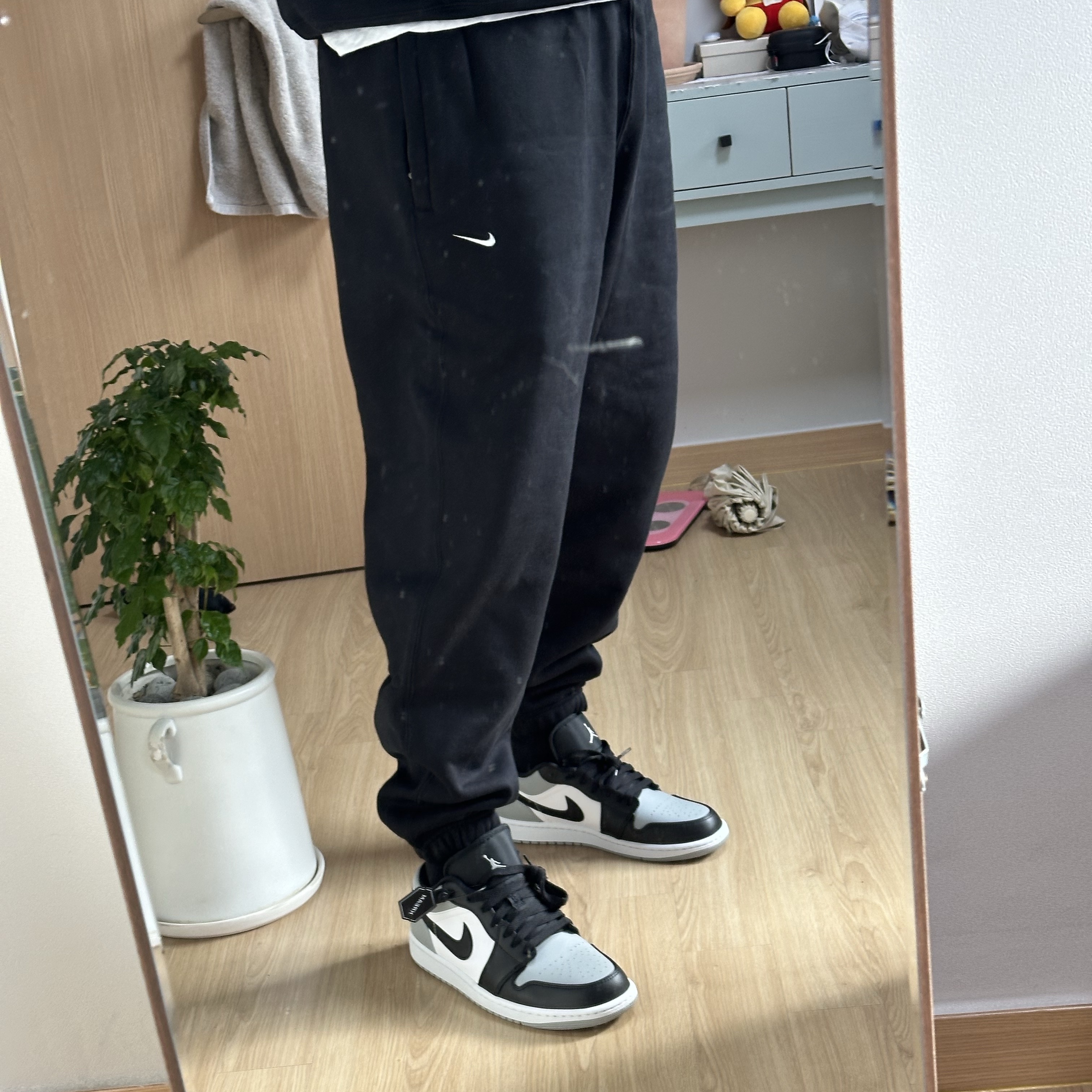 Nike NRG Solo Swoosh Fleece Pants Black White - Asia 착용 스타일 - 2