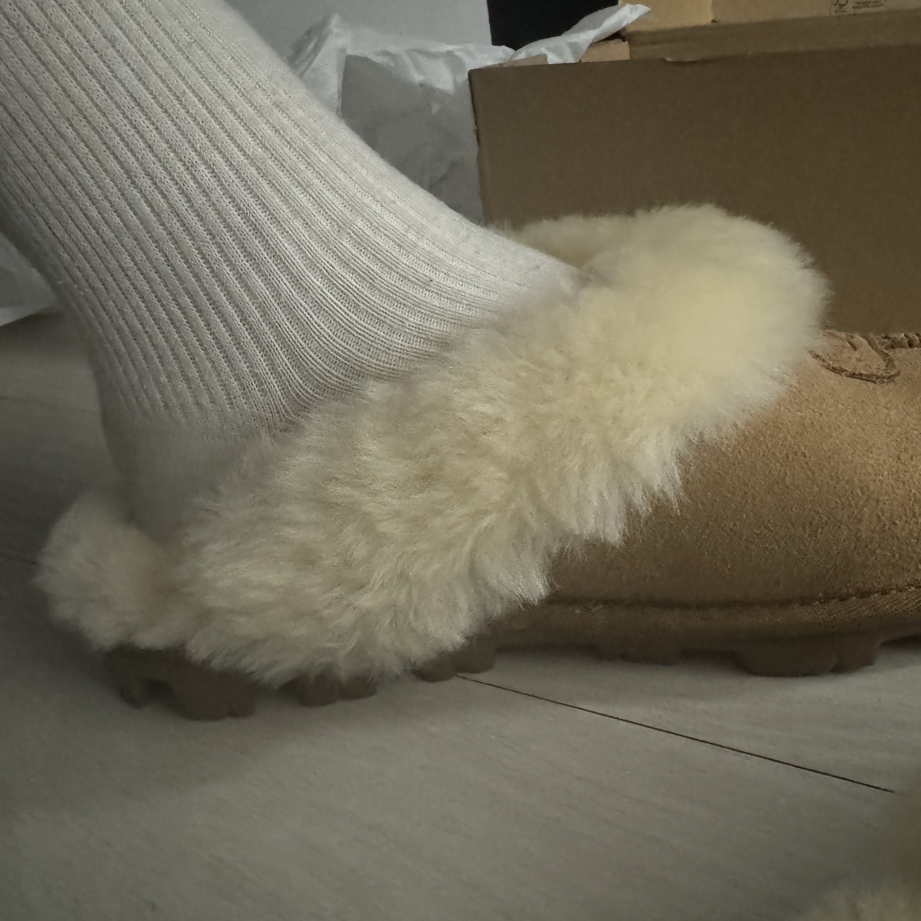 (W) UGG Coquette Slipper Chestnut 착용 스타일 - 1
