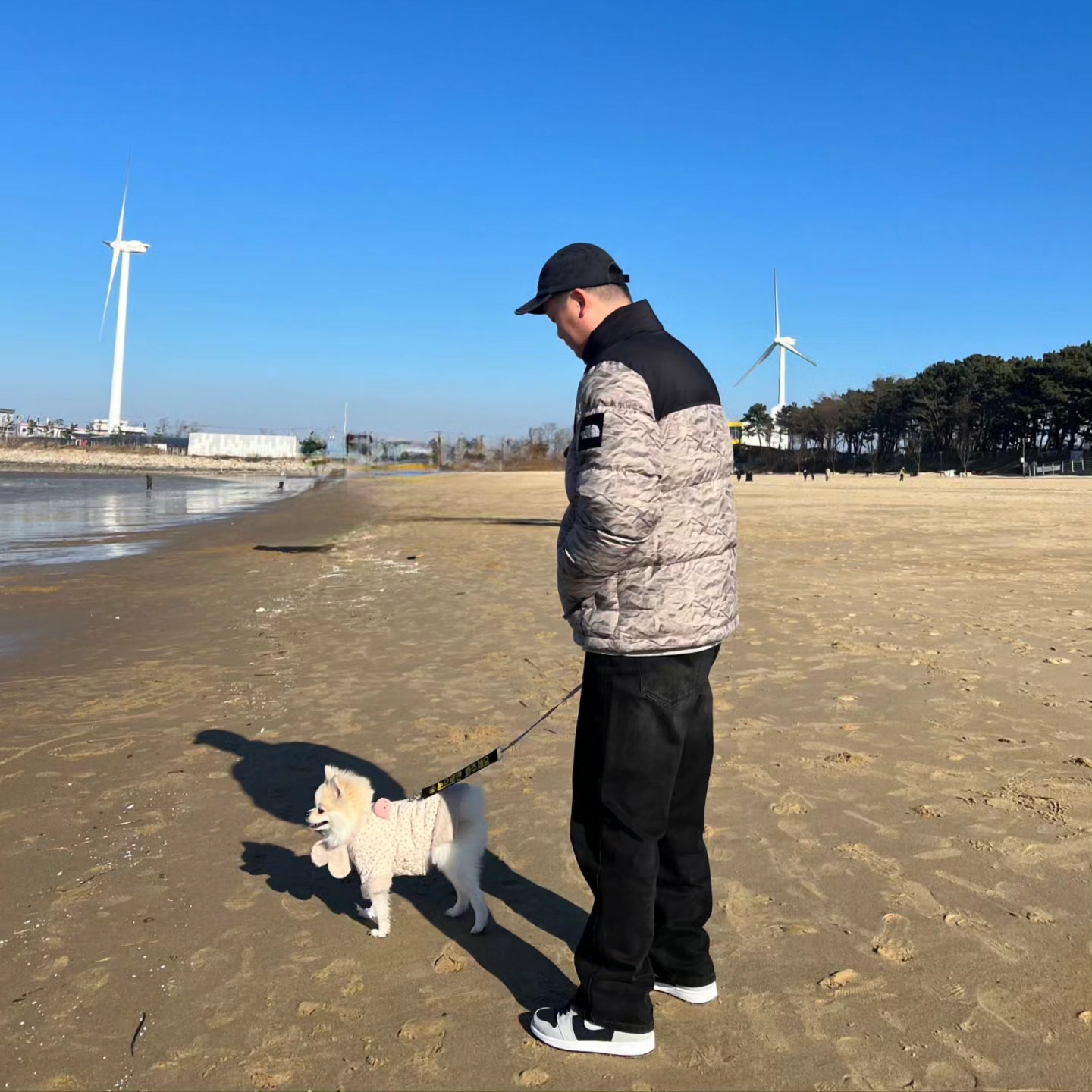 The North Face White Label Novelty Nuptse Down Jacket Beige, Supreme Denim Camp Cap Black - 24SS 착용 스타일 - 3