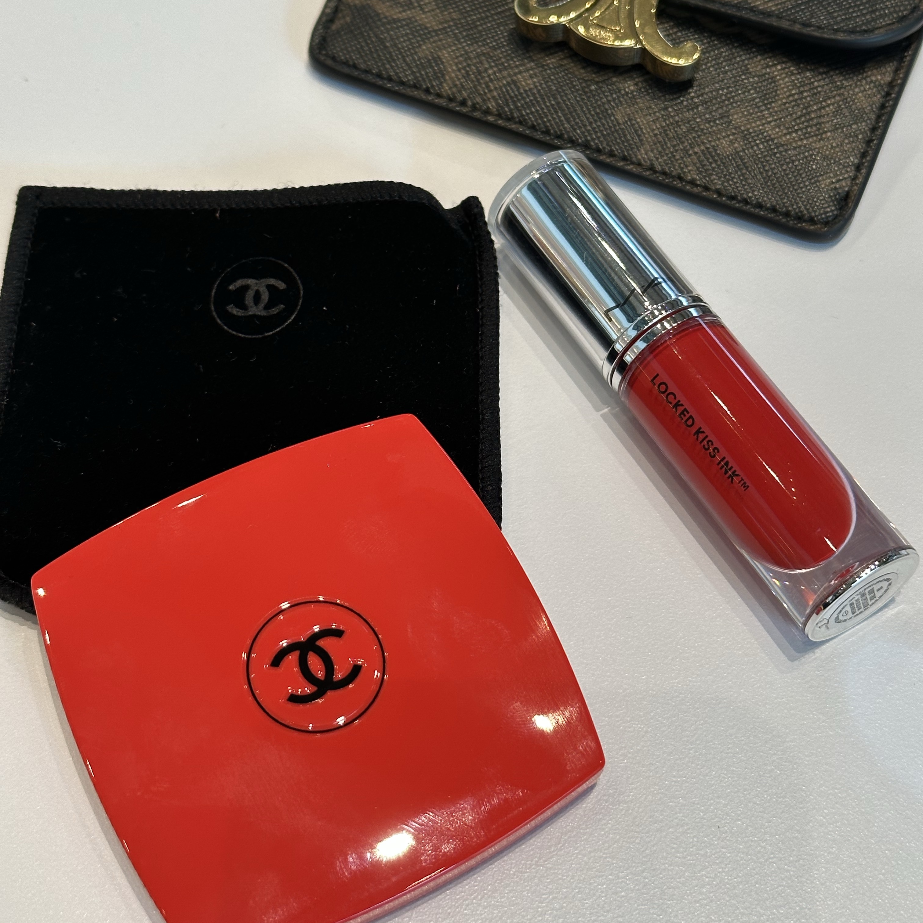 Chanel Codes Couleur Limited Edition Miroir Double Facettes 147 Incendiaire, Celine Card Holder with Flap in Triomphe Canvas Tan 착용 스타일