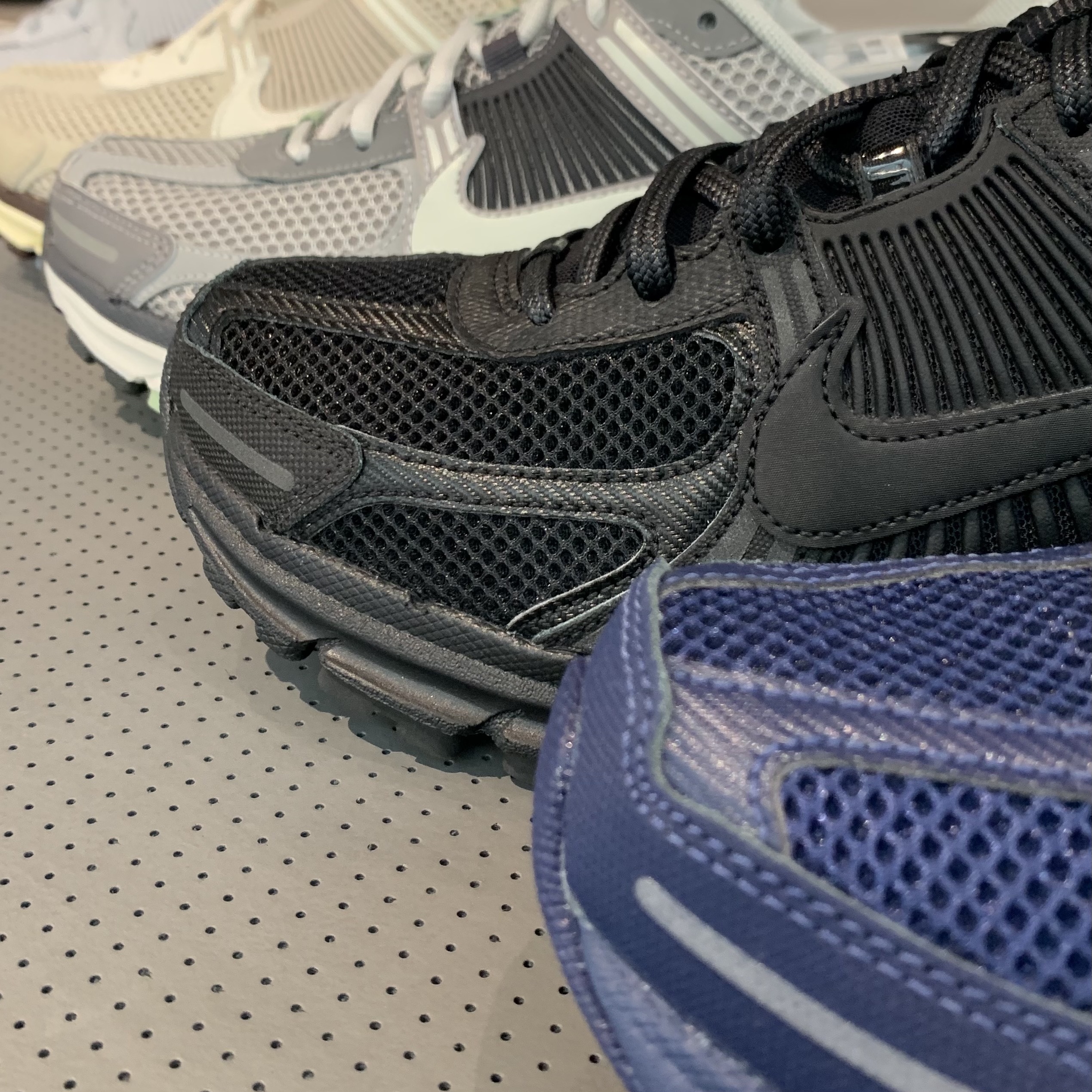 (W) Nike Zoom Vomero 5 Cobblestone and Flat Pewter, Nike Zoom Vomero 5 SP Black 착용 스타일 - 1