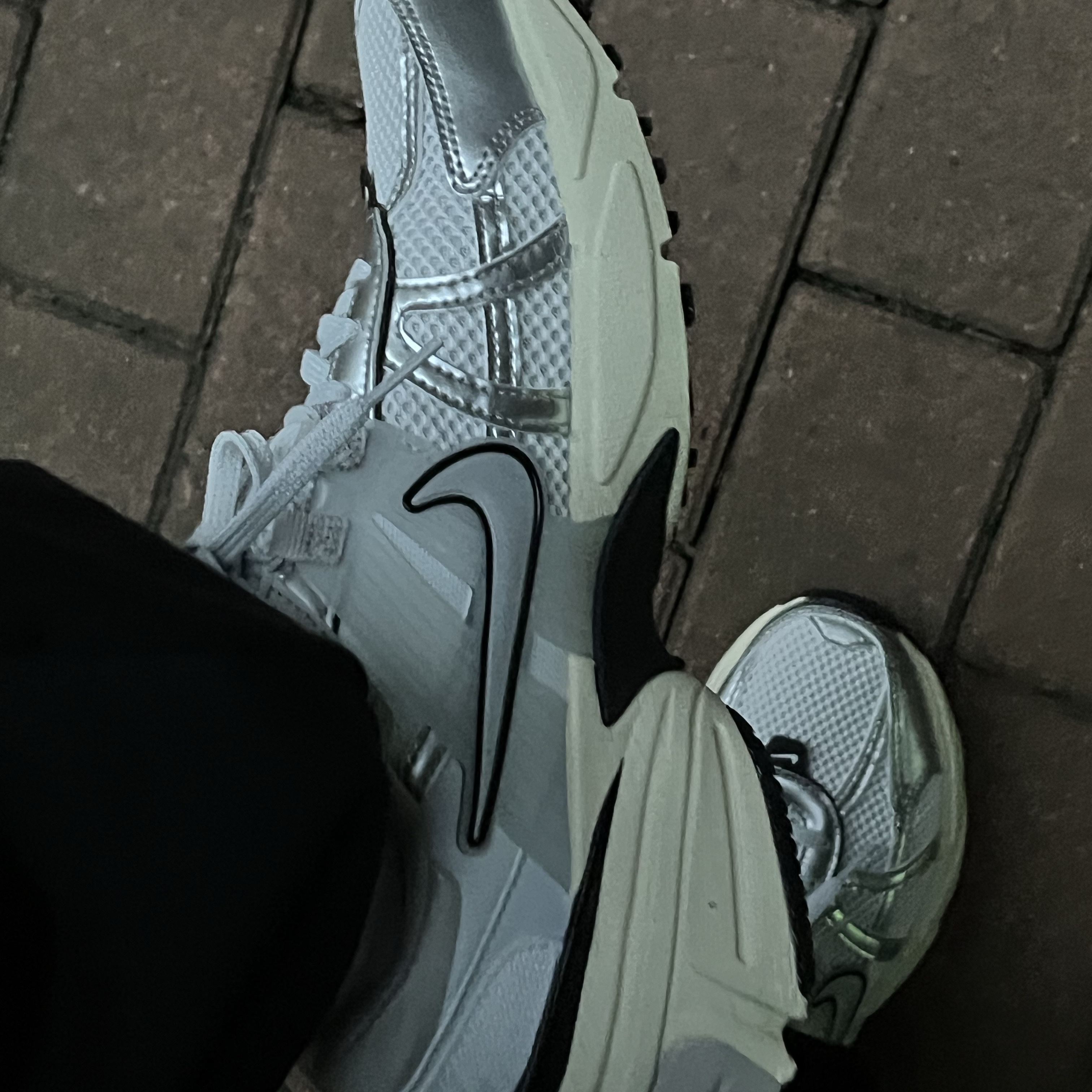 Nike V2K Run Summit White Metallic Silver 착용 스타일
